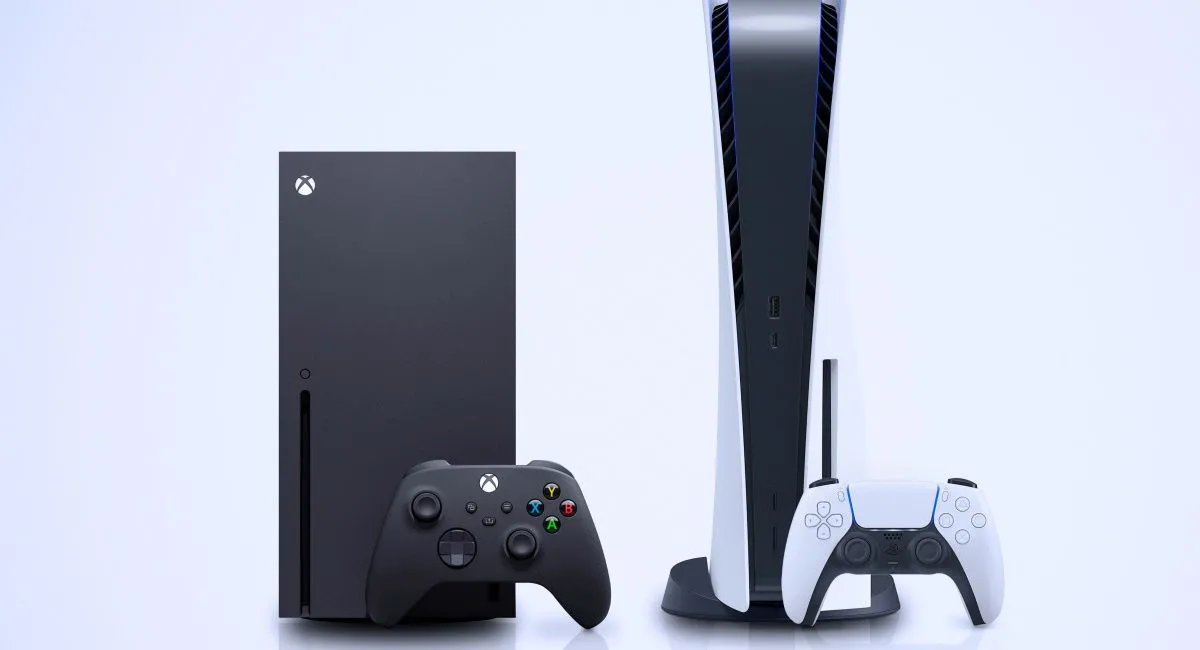 Một chiếc Xbox Series X và PlayStation 5.
