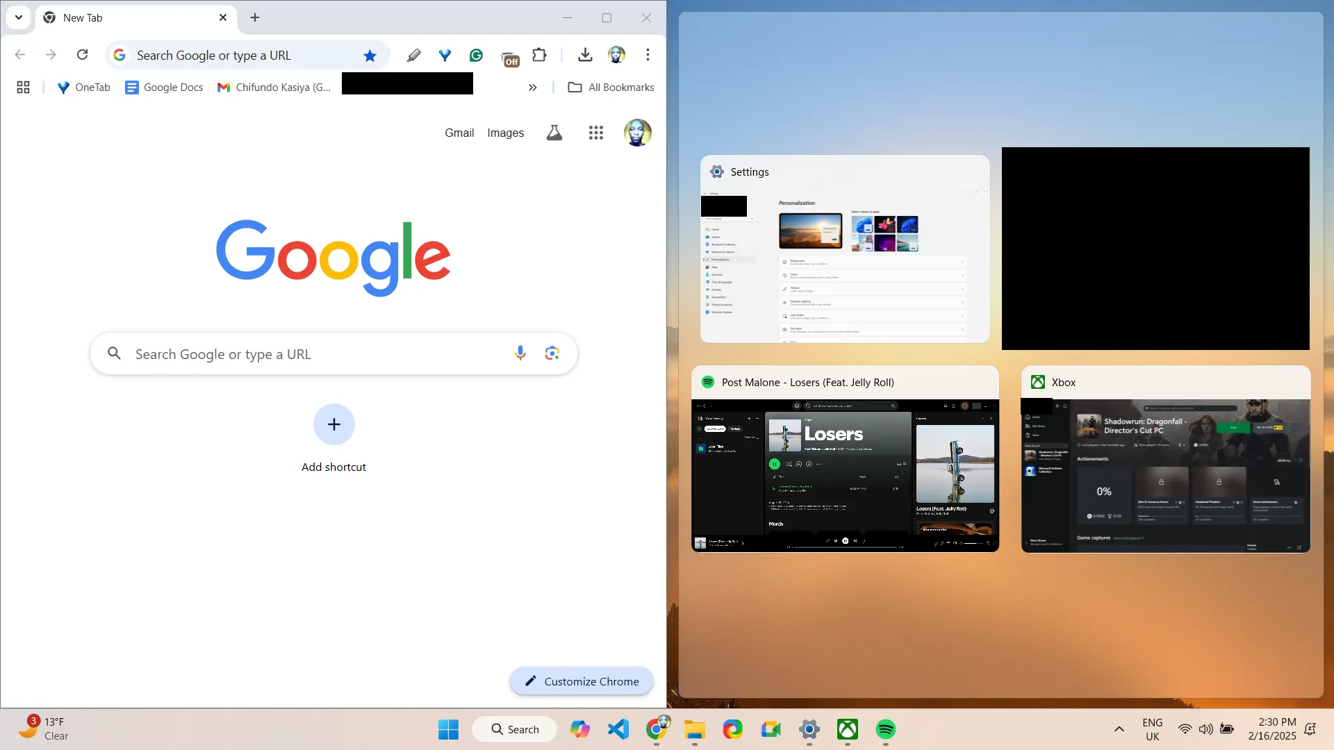 Một cửa sổ ứng dụng được ghim vào cạnh trái màn hình Windows 11, thực hiện bằng Win+Mũi tên.