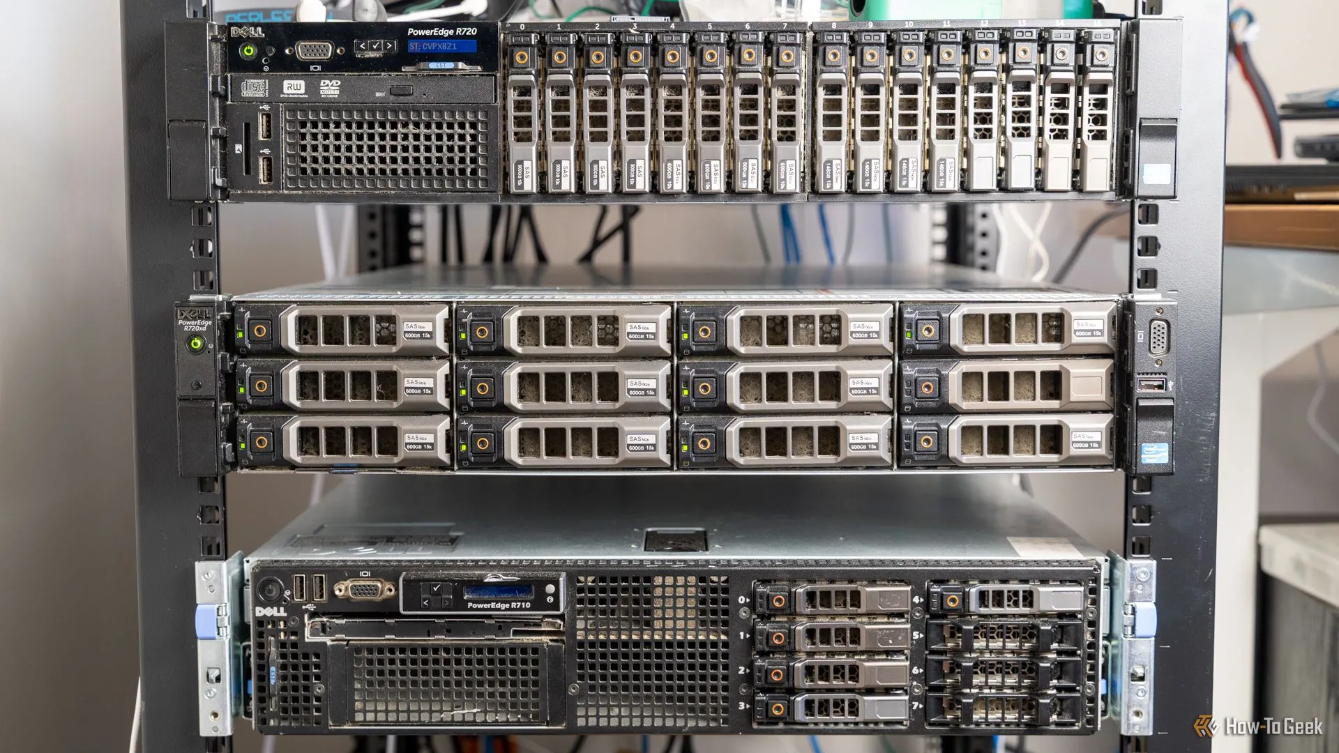 Một cụm máy chủ lưu trữ cấp doanh nghiệp được gắn trên rack