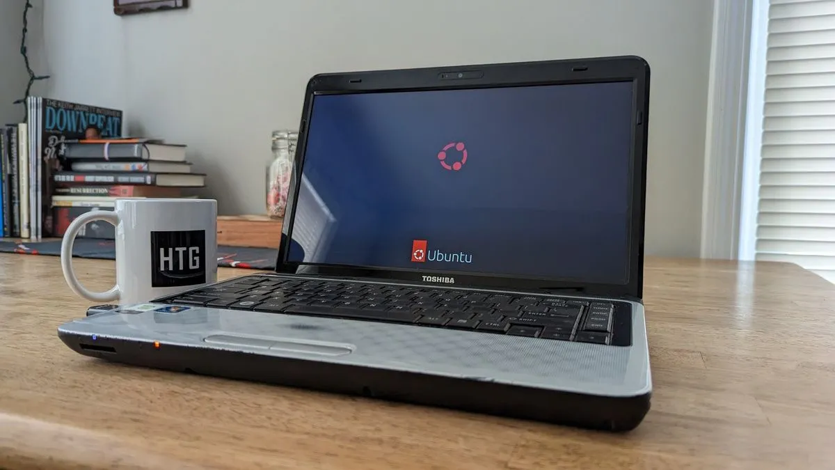 Một máy tính xách tay chạy Linux đang đặt trên bàn làm việc trong môi trường văn phòng.