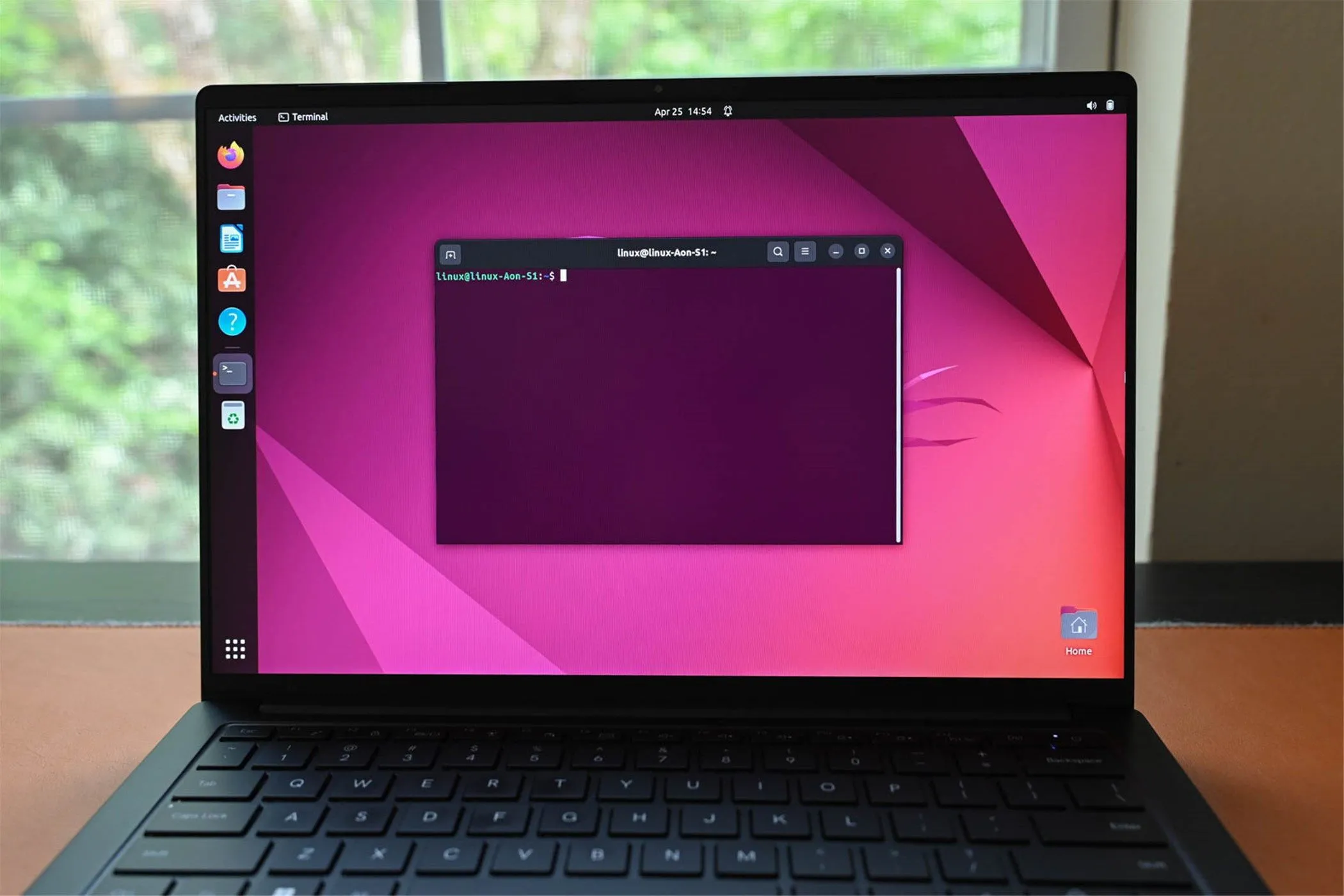 Một máy tính xách tay chạy Ubuntu với cửa sổ Linux Terminal đang mở.