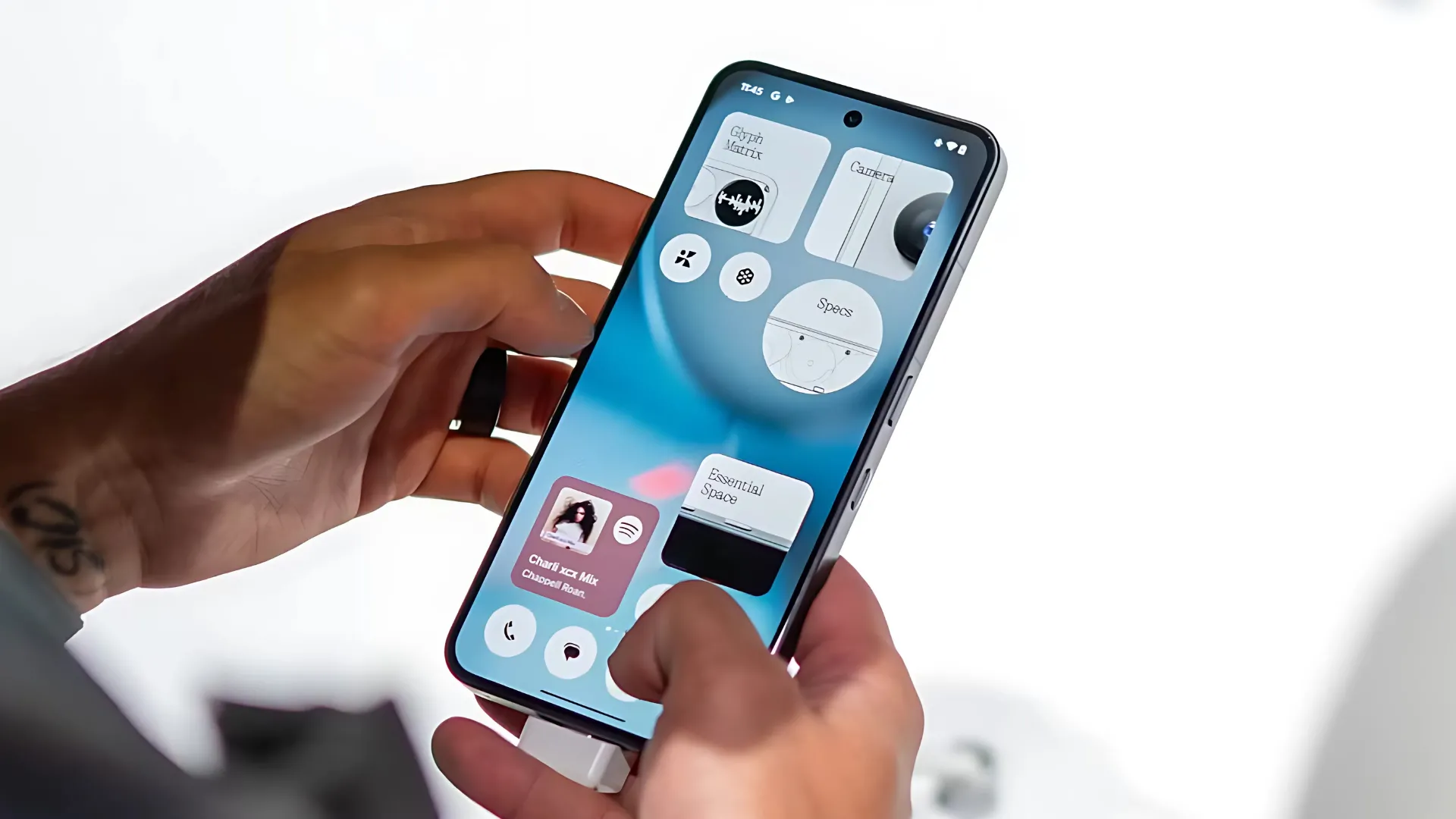 Một người cầm Nothing Phone (3) với màn hình lớn 6.67 inch đang hiển thị.