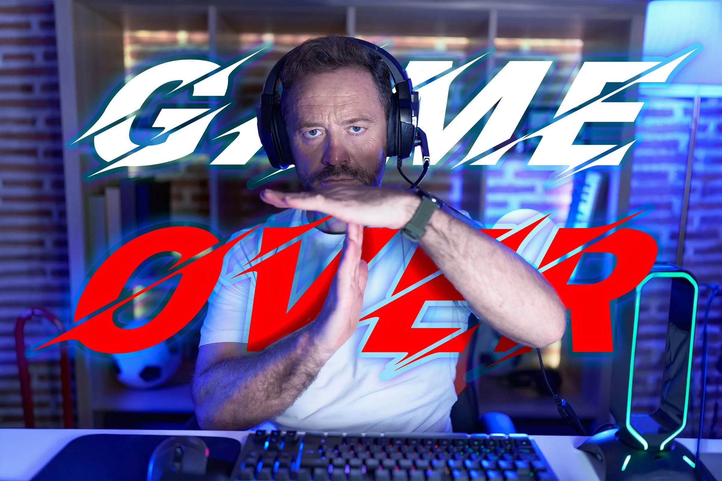 Một người đàn ông đeo tai nghe làm cử chỉ tạm dừng với văn bản &quot;GAME OVER&quot; ở trung tâm