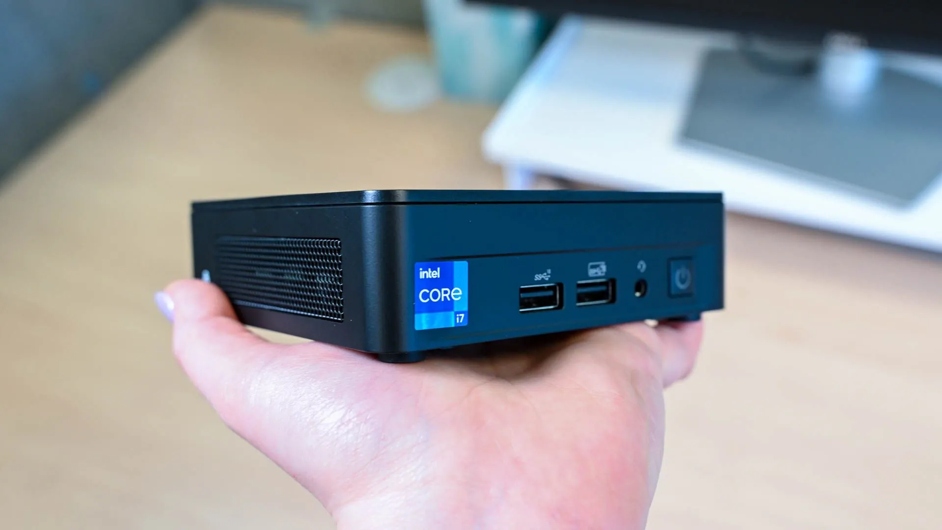 Một người đang cầm trên tay máy tính mini Intel NUC 13 Pro nhỏ gọn, minh họa kích thước tiện lợi của mini PC làm server Home Assistant.