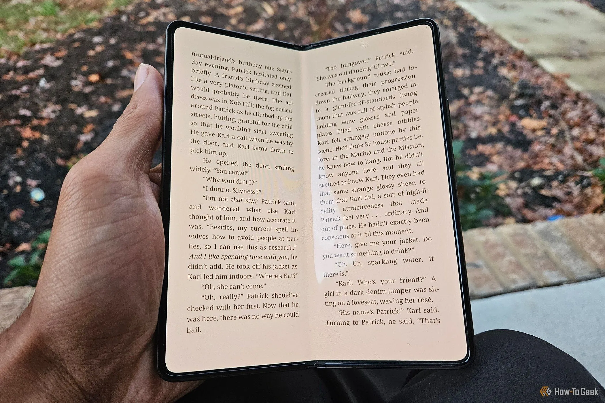Một người đang đọc sách trên màn hình lớn của Samsung Galaxy Z Fold 5.