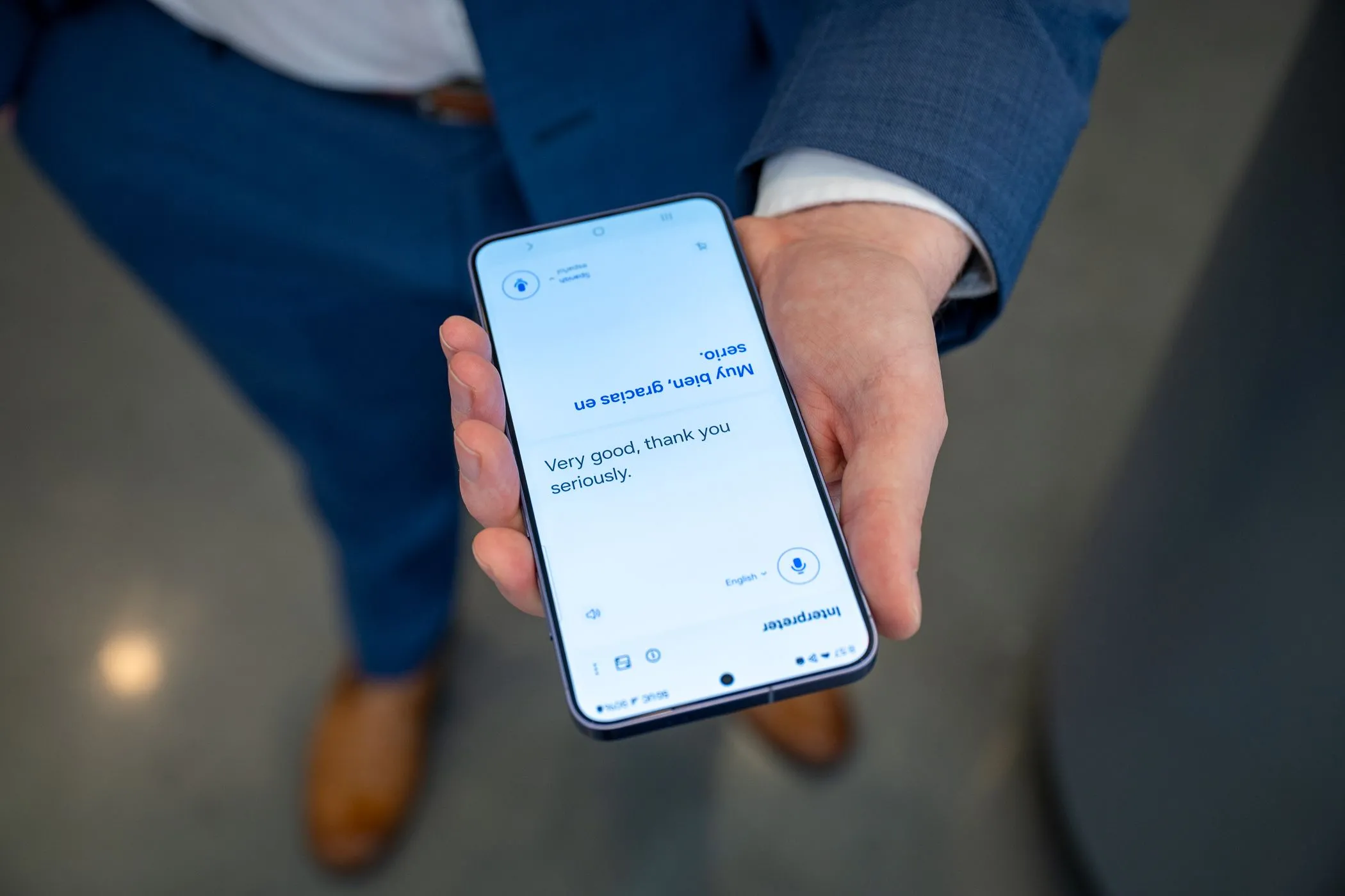 Một người đang sử dụng chế độ Phiên dịch trên điện thoại Samsung Galaxy S24, biểu tượng cho tính năng dịch tự động.