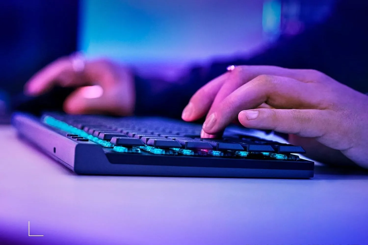 Một người dùng đang gõ phím trên bàn phím Logitech G515 Lightspeed TKL, thích hợp cho người dùng Mac