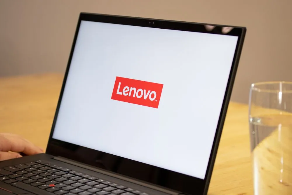 Một người dùng đang làm việc với laptop Lenovo có logo trên màn hình, minh họa các thương hiệu lớn đang quan tâm đến laptop Linux.