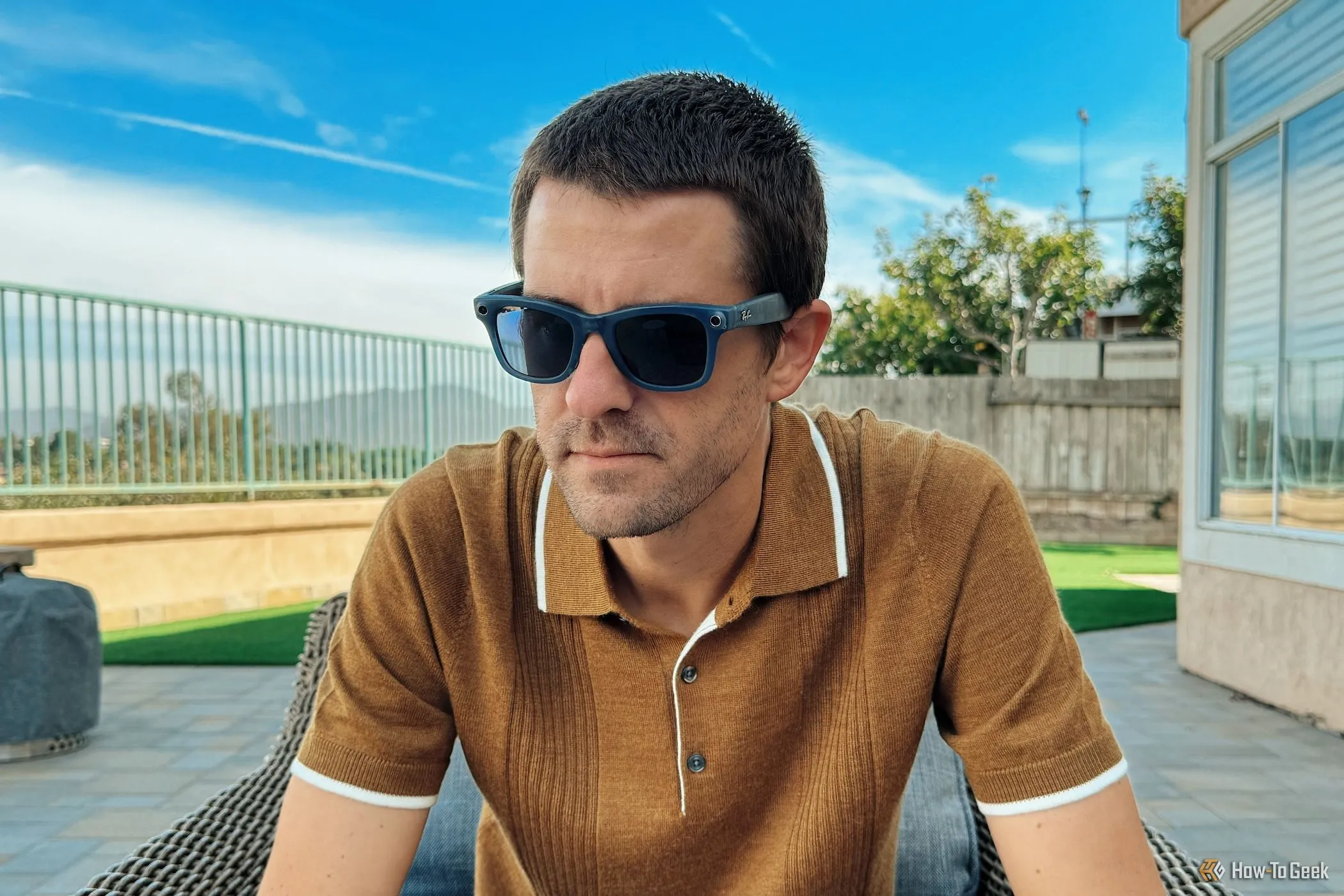 Một người dùng đeo kính thông minh Ray-Ban Meta, đại diện cho xu hướng thiết bị đeo AI thay thế smartphone.