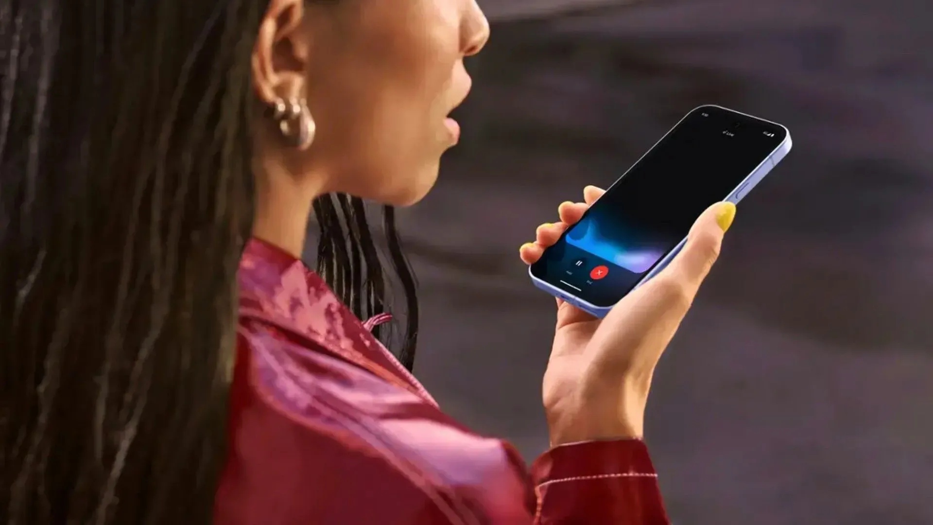 Một người phụ nữ đang tương tác và ra lệnh bằng giọng nói với Google Pixel 9a.