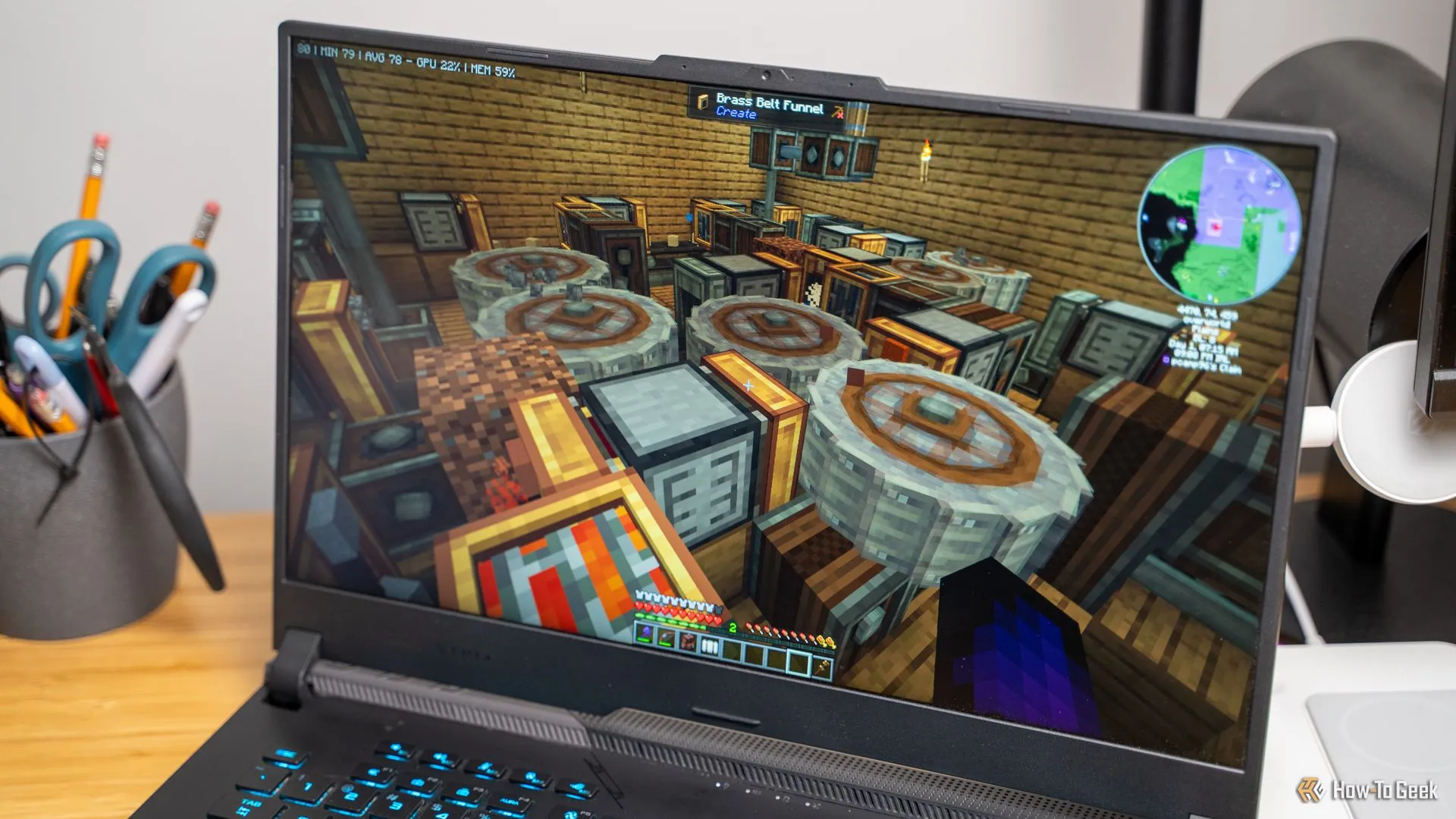 Một nông trại sắt tự động được xây dựng bằng Create Mod trong Minecraft, đang hoạt động trên laptop, thể hiện hiệu quả của các công trình tự động khi server luôn trực tuyến.