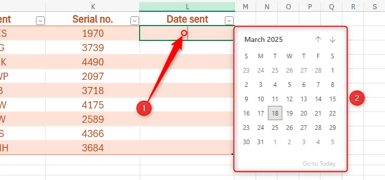 Một ô trong Excel Online đang được kích hoạt, hiển thị công cụ chọn ngày (date picker) tiện lợi để nhập liệu.