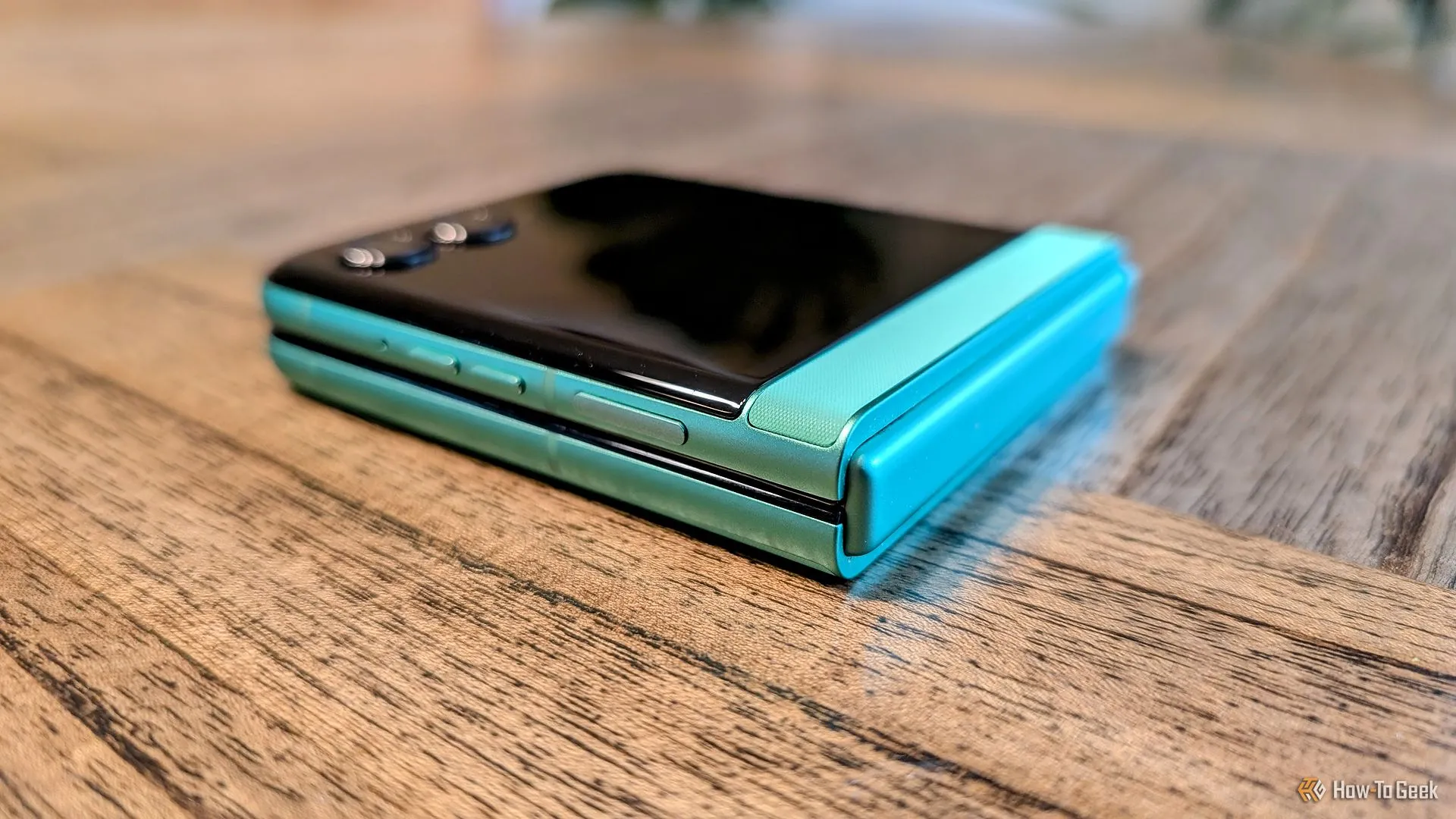 Moto Razr 2025 gập lại, màu xanh lá