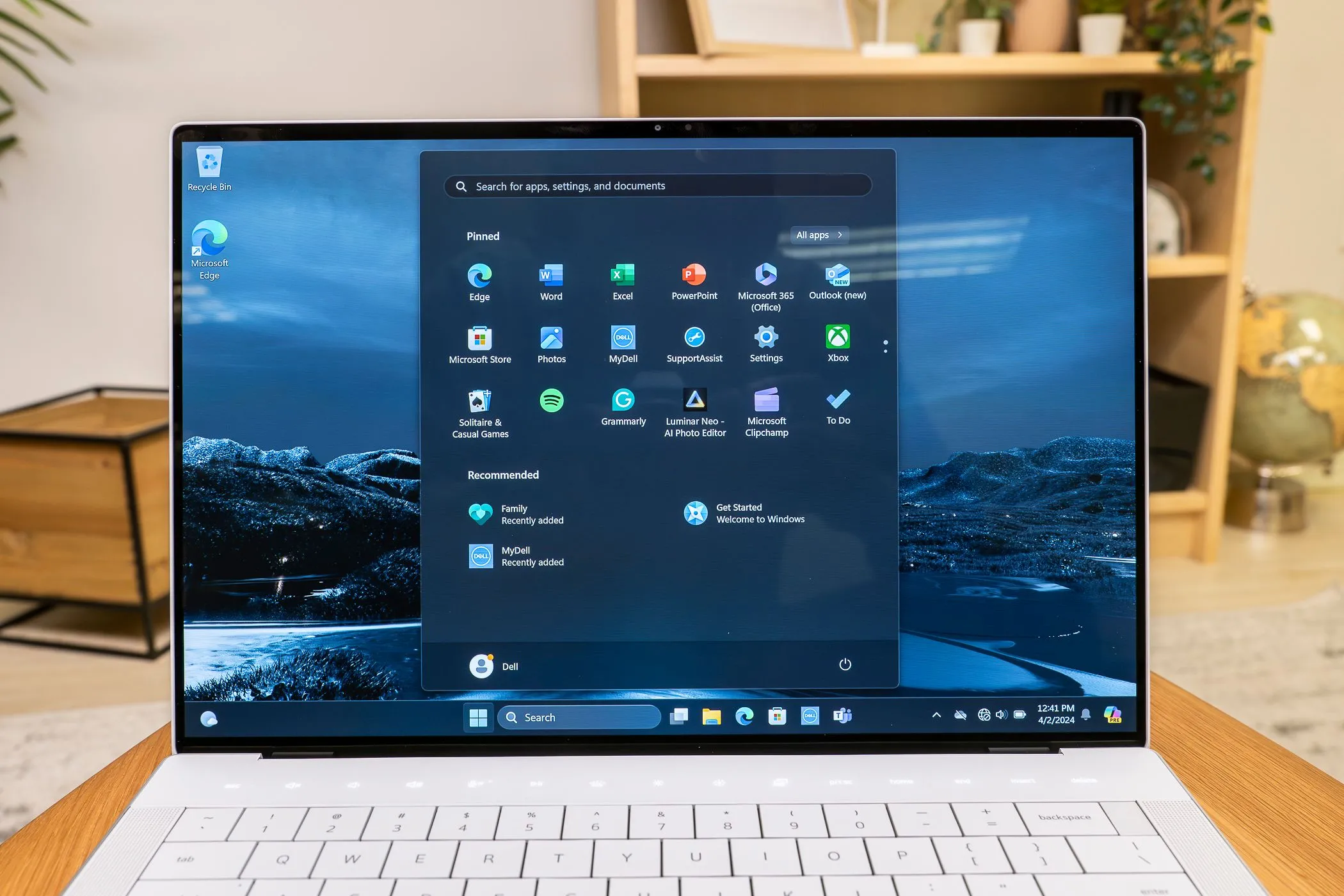 Mục 'Recommended' trong menu Start của Windows 11 chứa quảng cáo, một ví dụ về 'hành lý' không mong muốn mà người dùng Windows thường gặp.