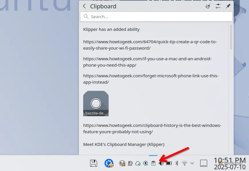 Mũi tên đỏ chỉ vào biểu tượng Klipper (clipboard) trên khay hệ thống của môi trường desktop KDE Plasma.