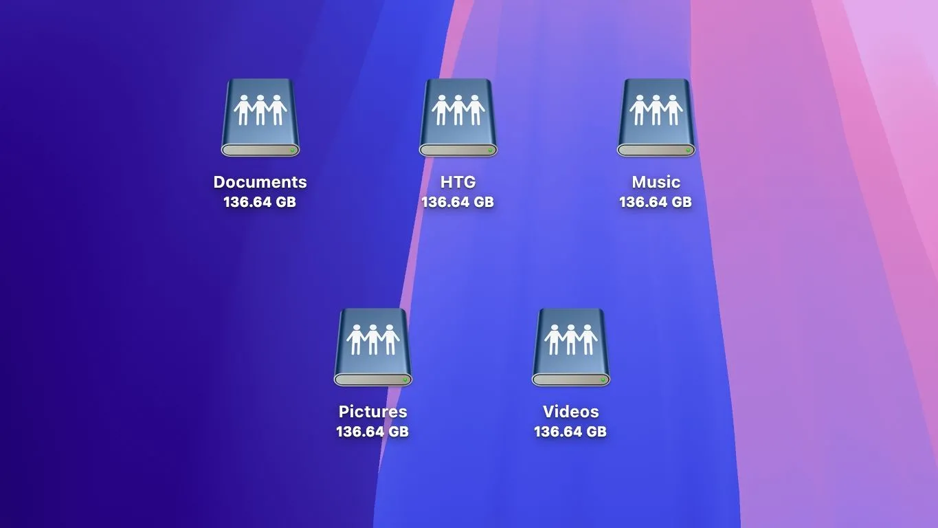 Năm biểu tượng ổ đĩa mạng đã gắn kết trên màn hình nền macOS.