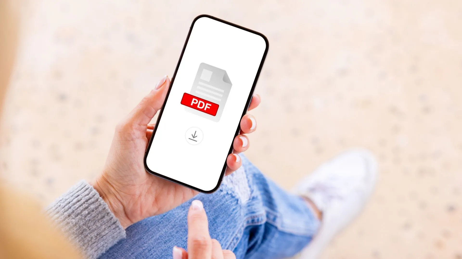 Người cầm điện thoại di động với biểu tượng file PDF trên màn hình