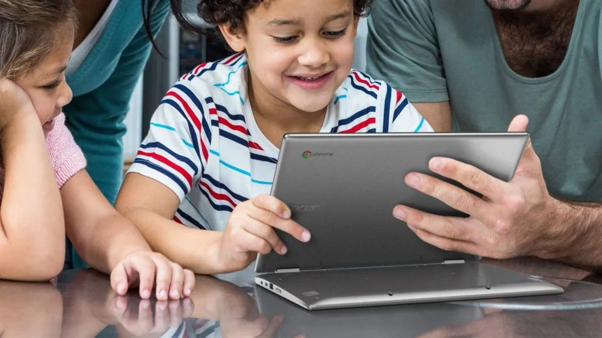 Người cha hướng dẫn con sử dụng Chromebook Acer Spin 311.