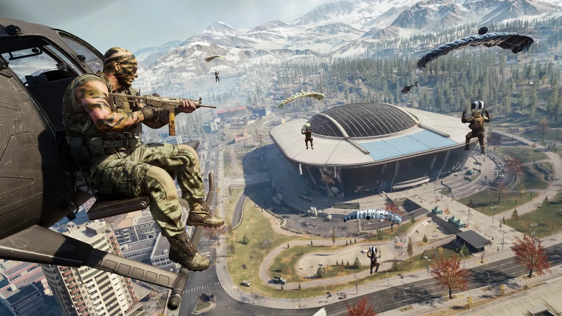 Người chơi Call of Duty Warzone trên trực thăng quan sát những người chơi khác nhảy dù.