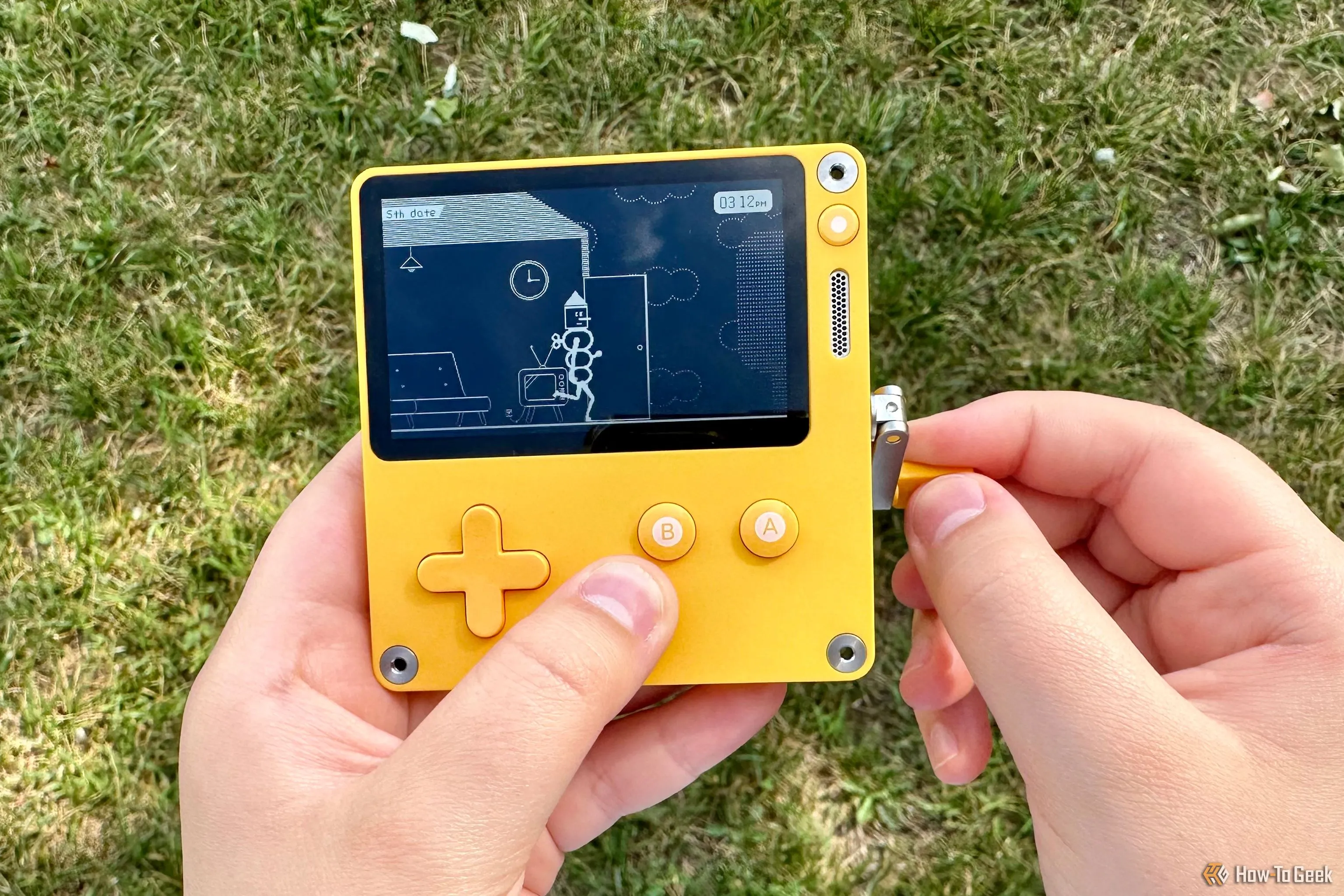 Người chơi đang sử dụng tay quay đặc trưng của hệ máy Playdate để trải nghiệm game, minh họa cho cách chơi độc đáo của thiết bị này.