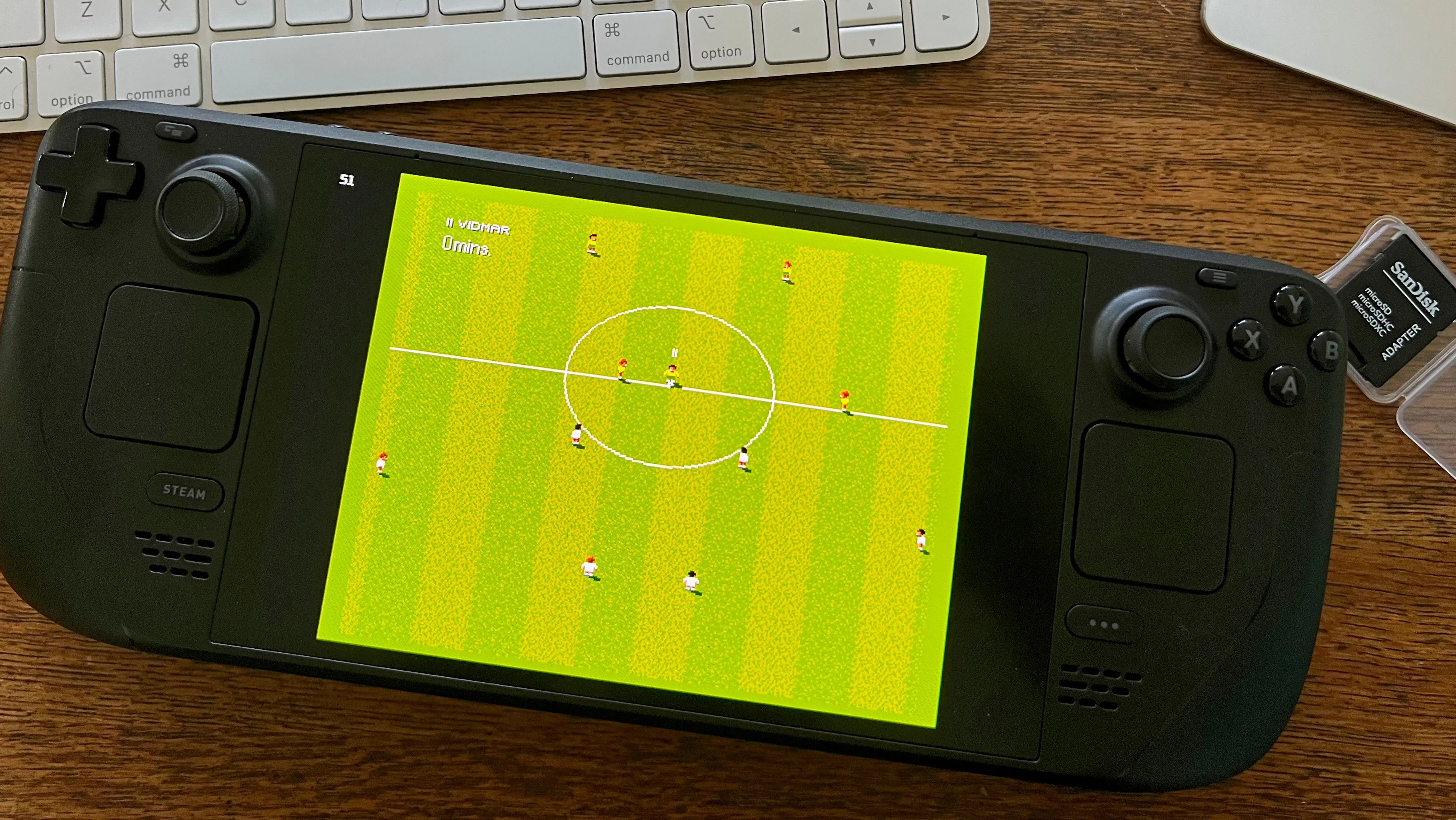 Người chơi đang trải nghiệm game Sensible World of Soccer trên Steam Deck, thể hiện khả năng giả lập mượt mà của thiết bị.