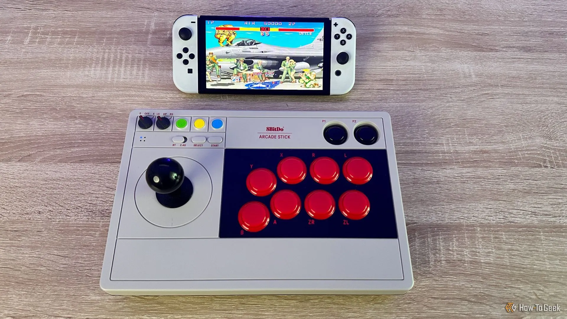 Người chơi sử dụng 8BitDo Arcade Stick để chơi Street Fighter 2 trên Nintendo Switch OLED, gợi nhớ game arcade đời đầu.