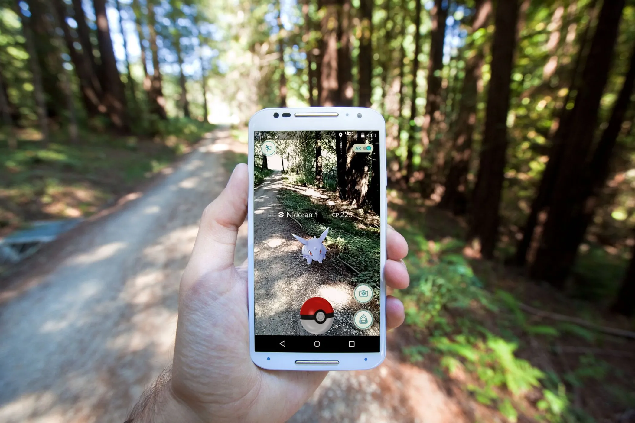Người chơi sử dụng điện thoại để trải nghiệm Pokémon GO, một ứng dụng game thực tế tăng cường nổi tiếng.