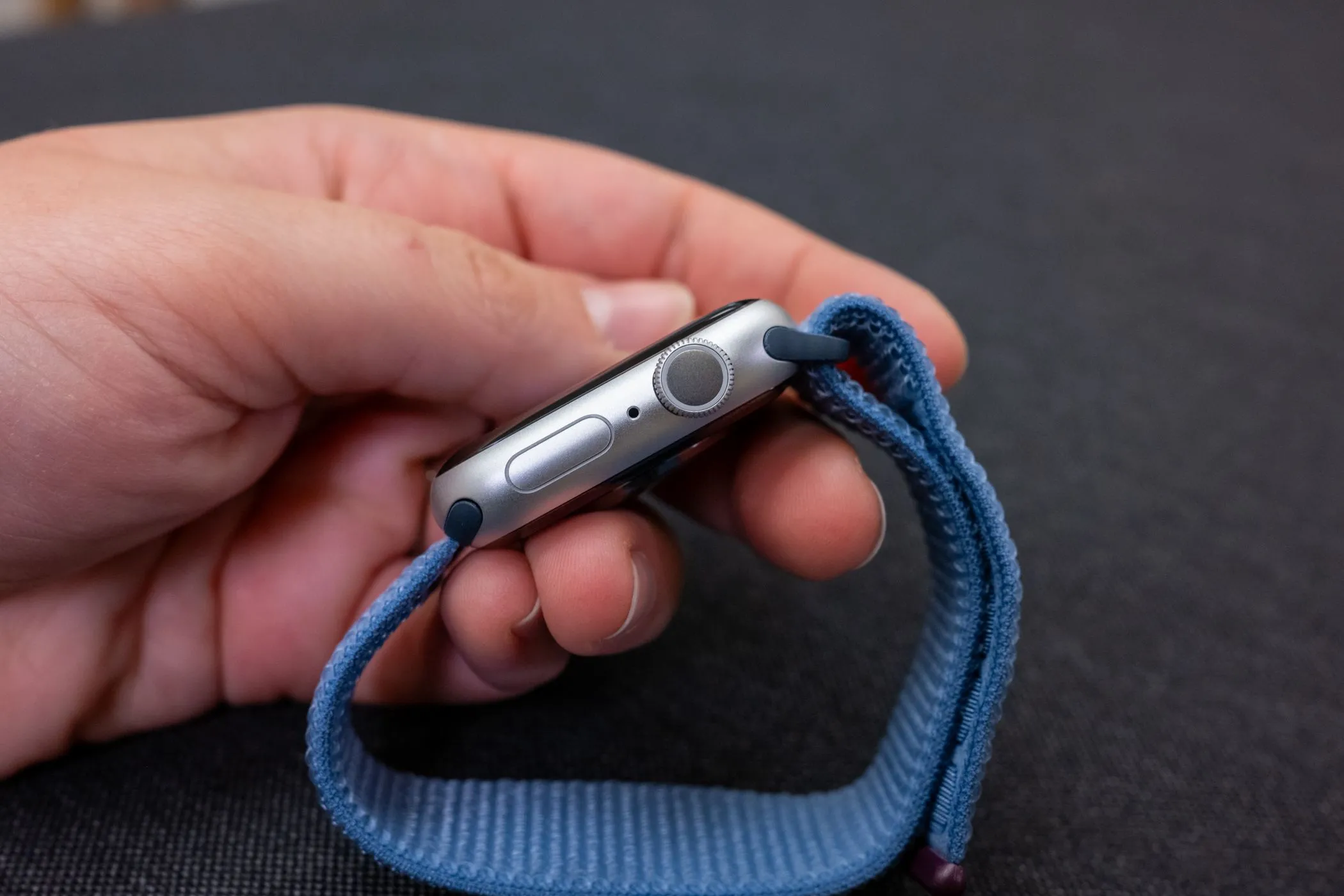 Người đang cầm Apple Watch Series 9