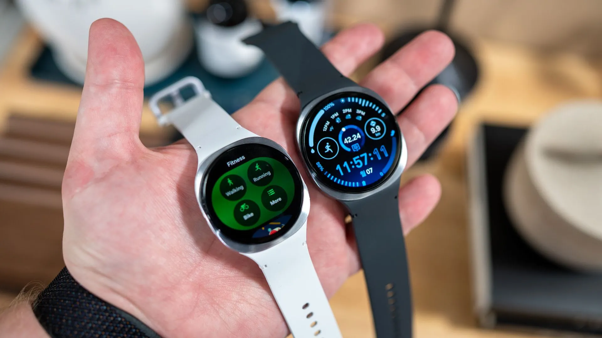 Người đang cầm hai mẫu đồng hồ Samsung Galaxy Watch 8 40mm và 44mm