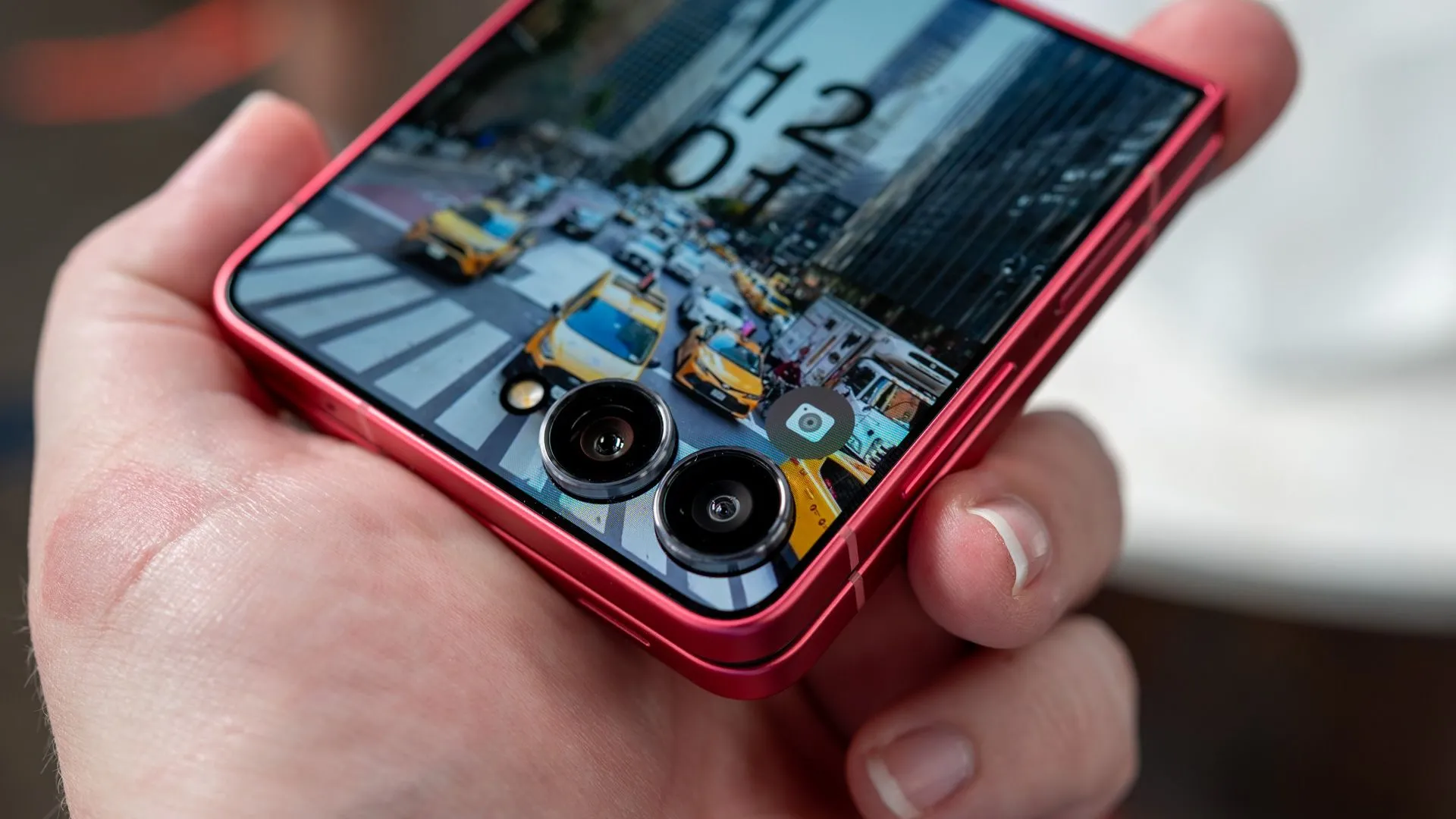 Người đang cầm Samsung Galaxy Z Flip 7 cho thấy các camera chính