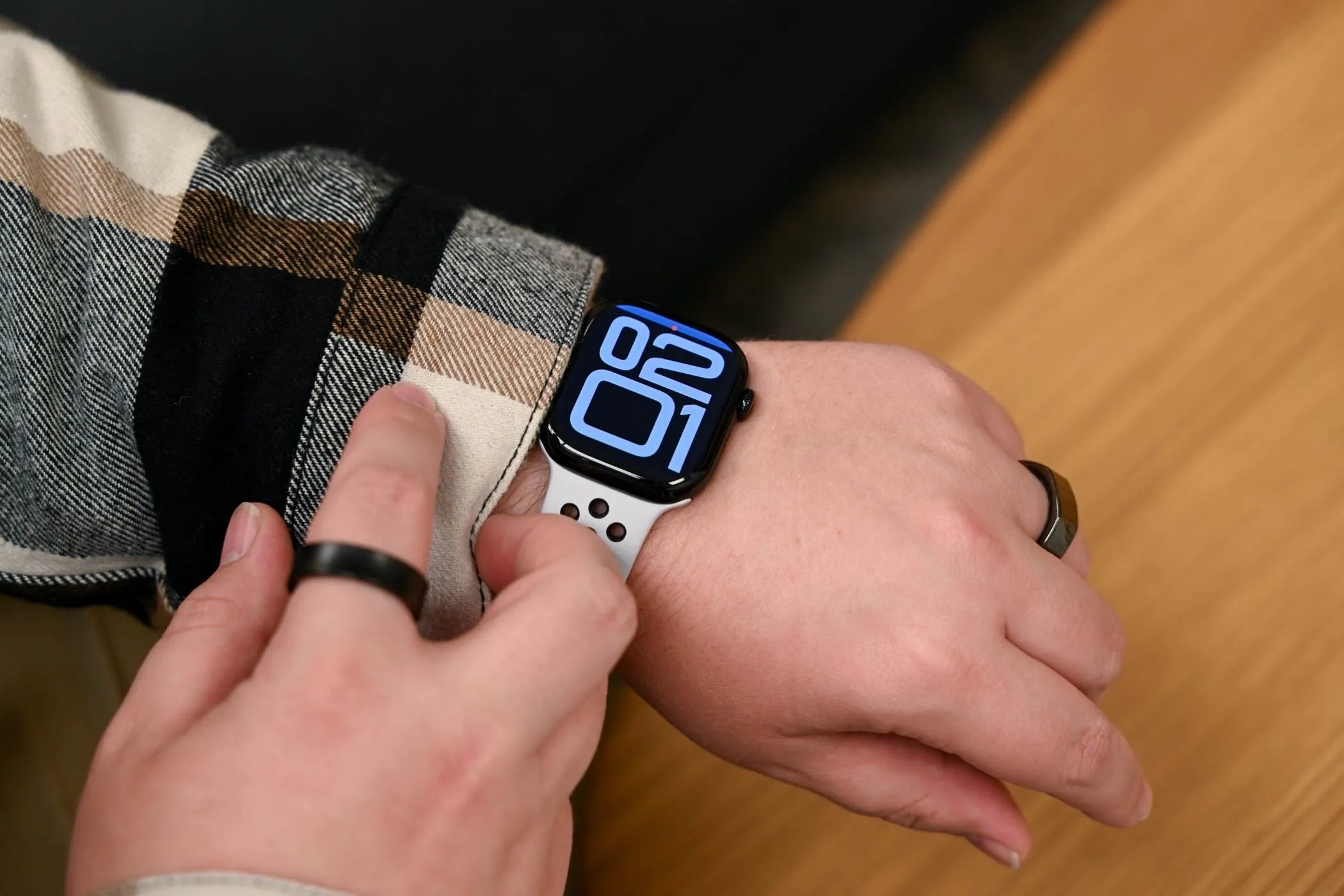 Người đang đeo đồng hồ Apple Watch Series 10