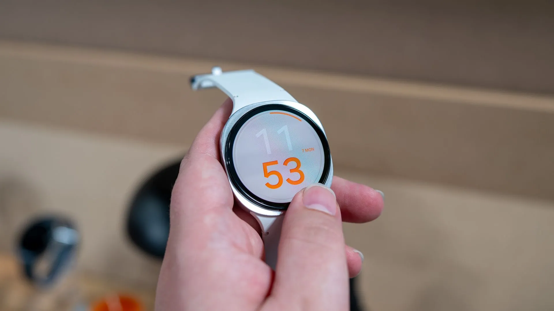 Người đang sử dụng vòng bezel xoay cảm ứng trên đồng hồ Samsung Galaxy Watch 8