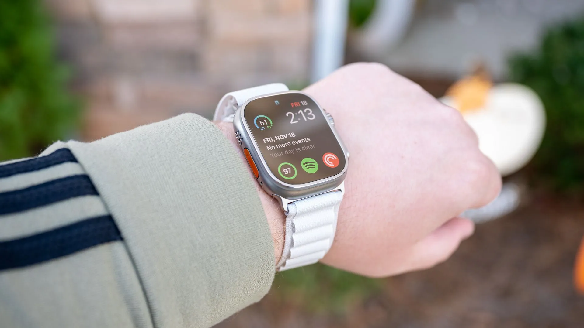 Người đeo Apple Watch Ultra cùng dây đeo Ocean Band