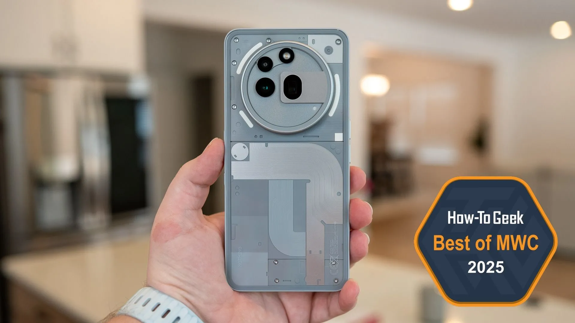 Người dùng cầm điện thoại Nothing Phone (3a) Pro