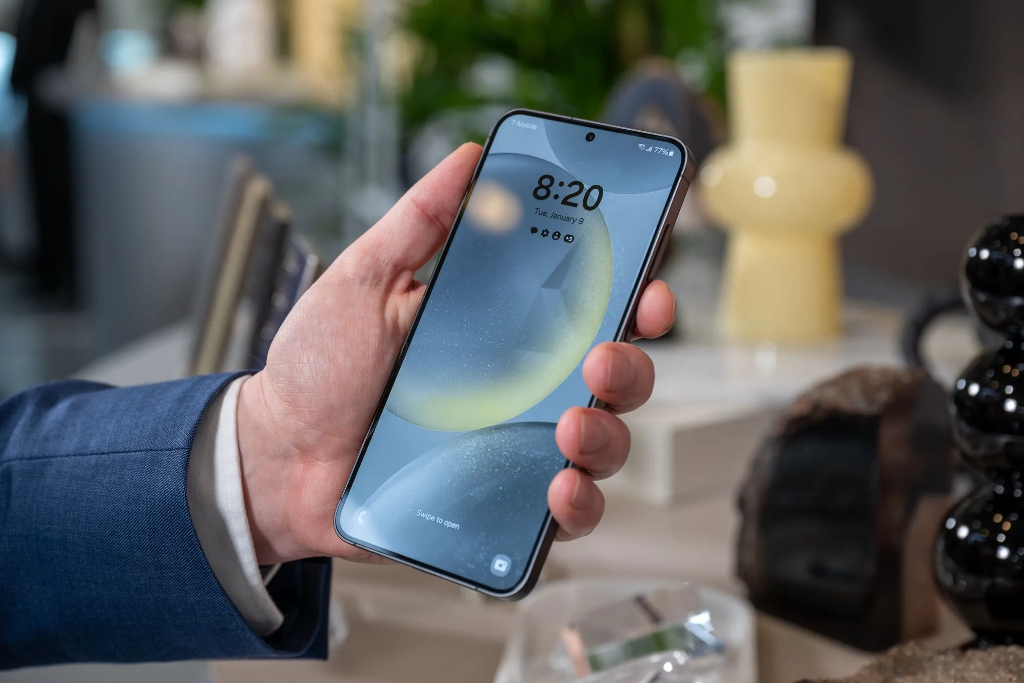 Người dùng cầm điện thoại Samsung Galaxy S24+ hiển thị màn hình Dynamic AMOLED 2X sáng rực.