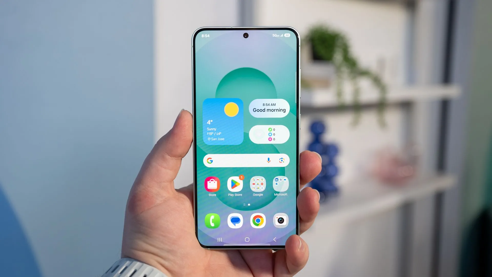 Người dùng cầm Samsung Galaxy S25, đang nhìn vào màn hình hiển thị.