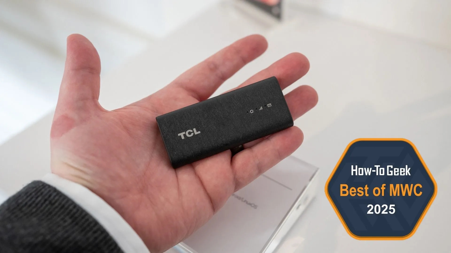 Người dùng cầm thiết bị USB dongle 5G TCL LINKPORT IK511