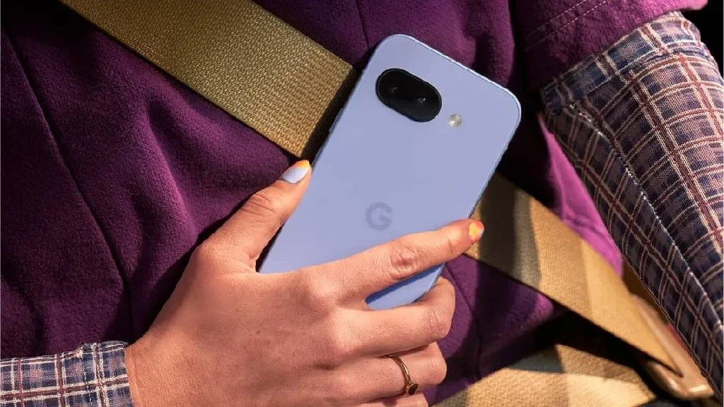 Người dùng đang cầm điện thoại Google Pixel 9a với thiết kế camera phẳng và màu sắc Iris độc đáo