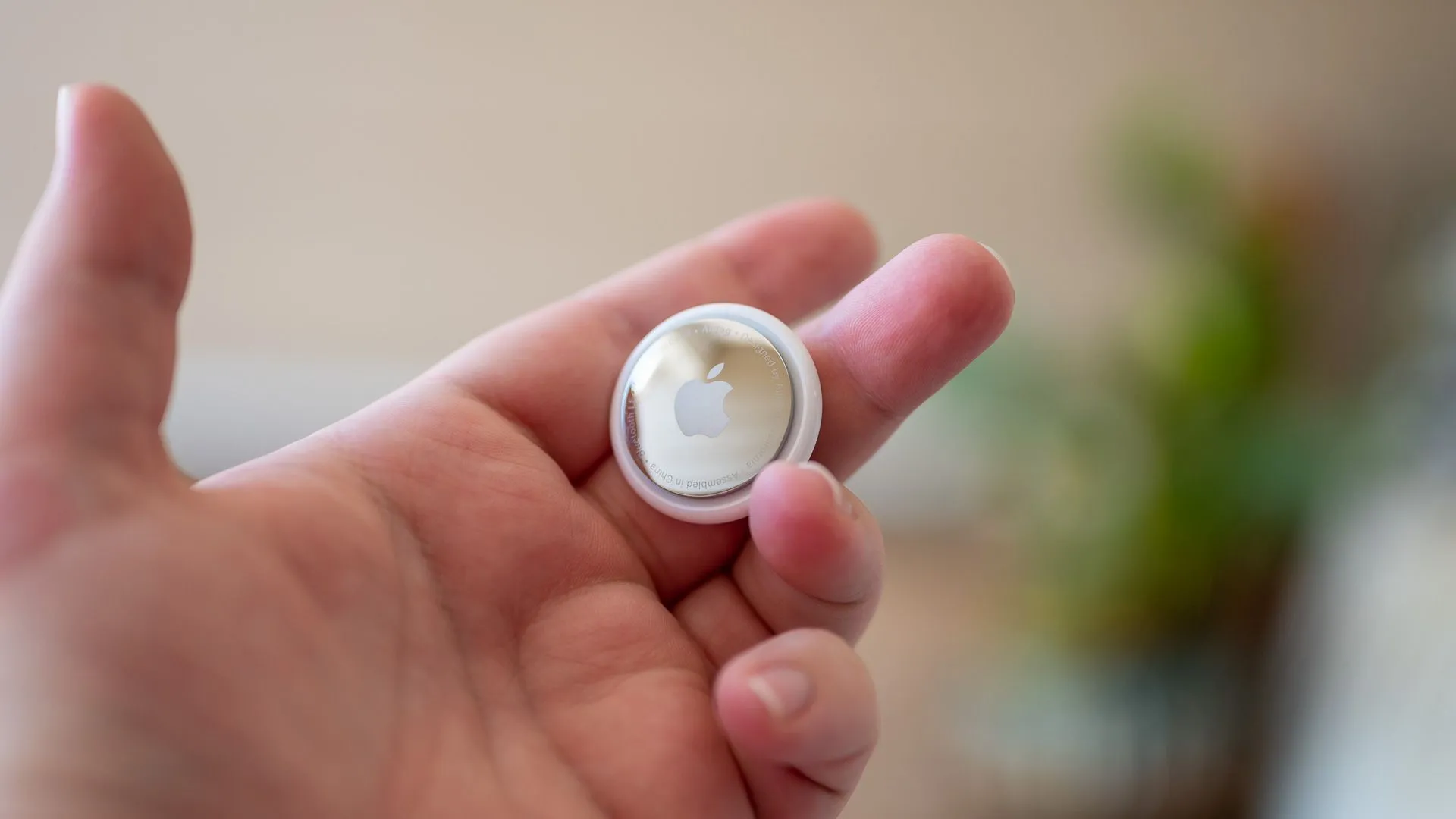 Người dùng đang cầm thiết bị định vị Apple AirTag trên tay, mẫu AirTag 2 sắp tới được kỳ vọng có chip UWB cải tiến