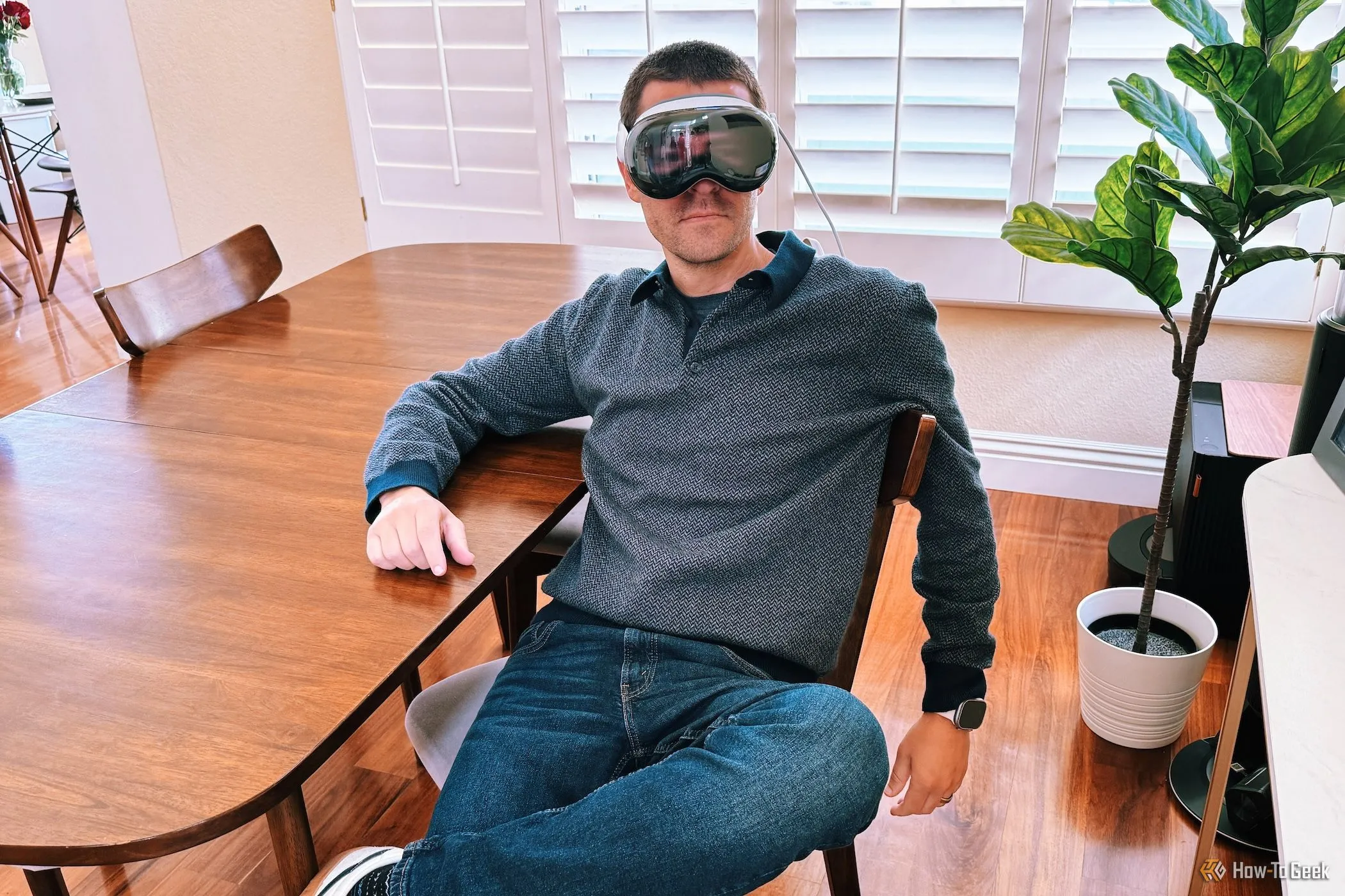 Người dùng đang đeo kính thực tế hỗn hợp Apple Vision Pro, dự kiến sẽ được cập nhật lên chip M5 và Apple Intelligence