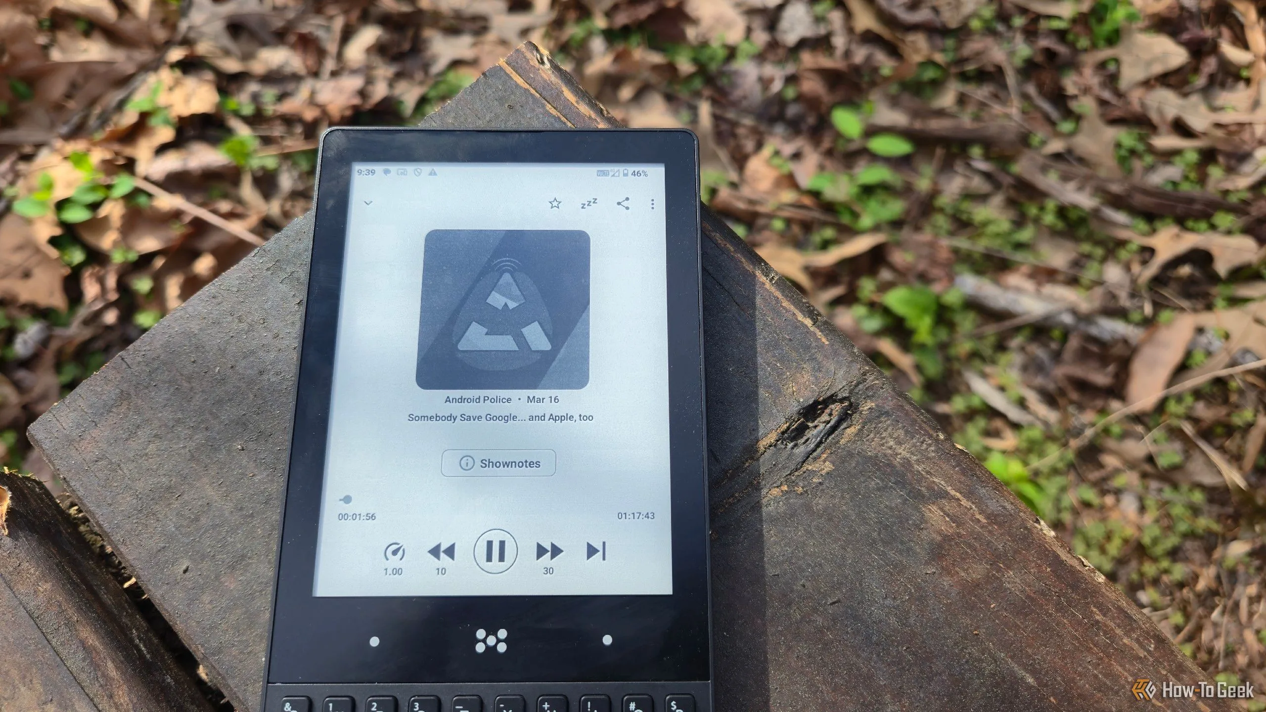 Người dùng đang nghe podcast trên điện thoại tối giản Minimal Phone