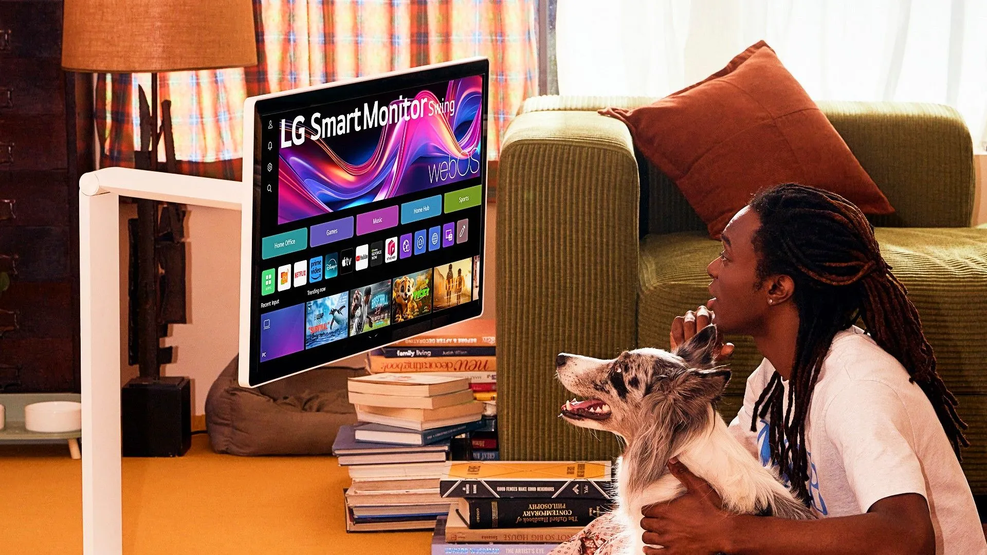Người dùng đang sử dụng màn hình thông minh LG Smart Monitor Swing với thiết kế xoay gập độc đáo