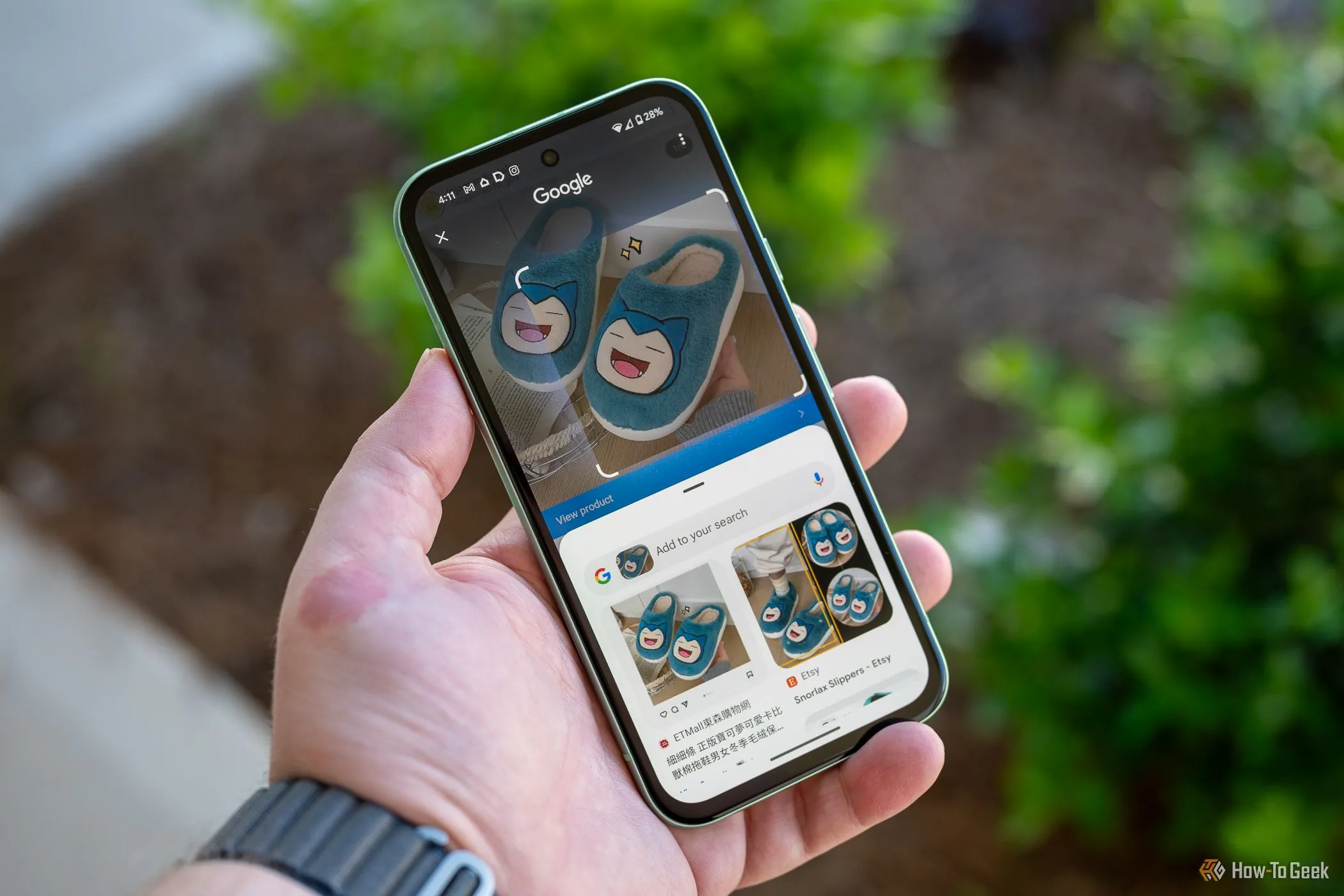 Người dùng đang sử dụng tính năng Circle to Search trên Google Pixel 8a