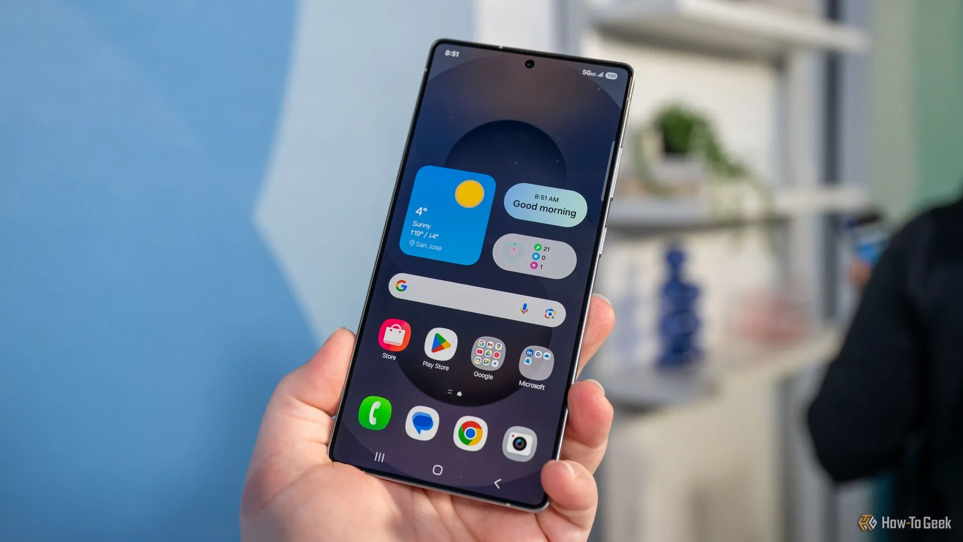 Người dùng đang trải nghiệm màn hình Samsung Galaxy S25 Ultra