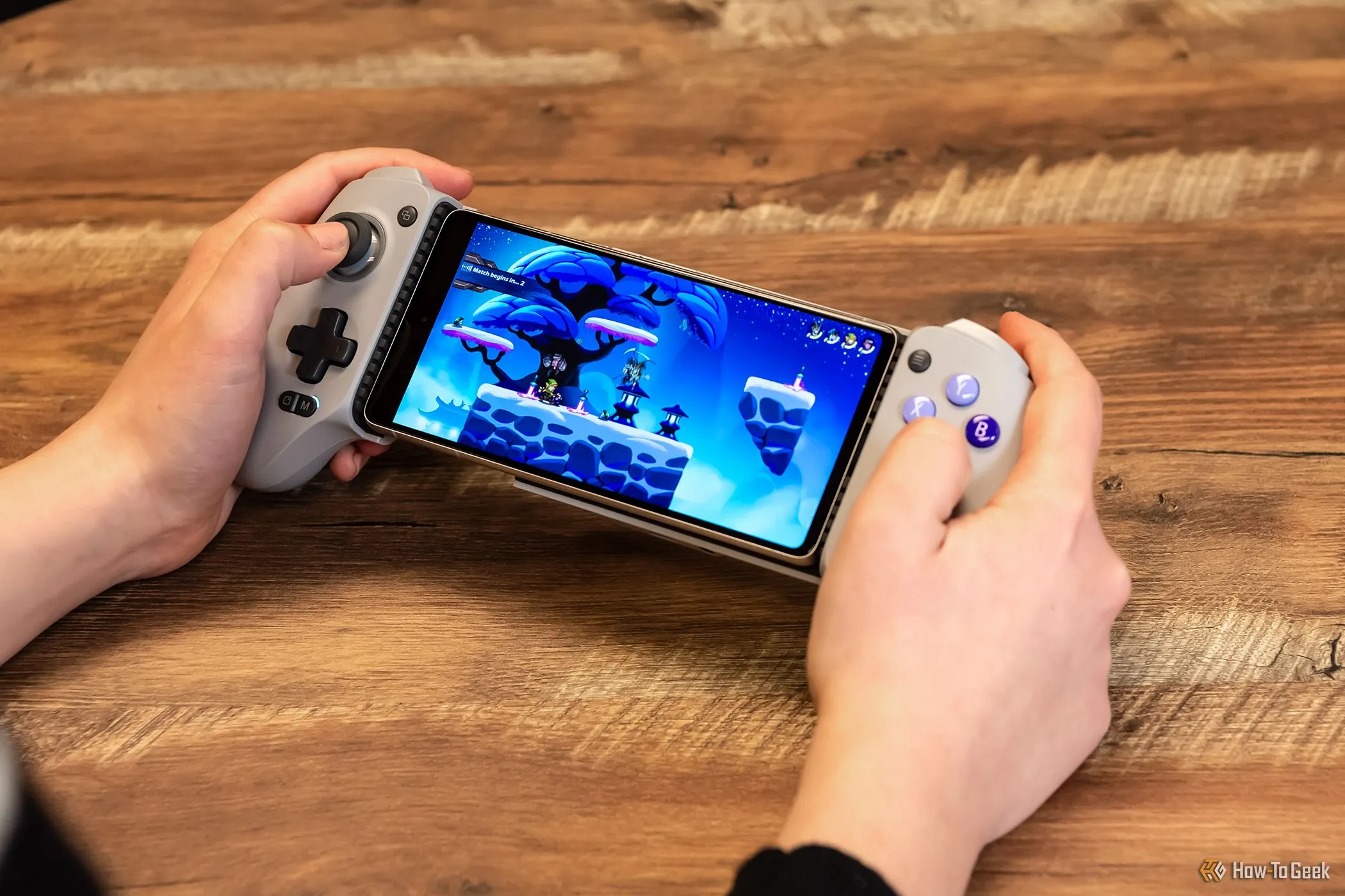 Người dùng đang trải nghiệm tay cầm chơi game GameSir G8 Galileo với điện thoại di động.