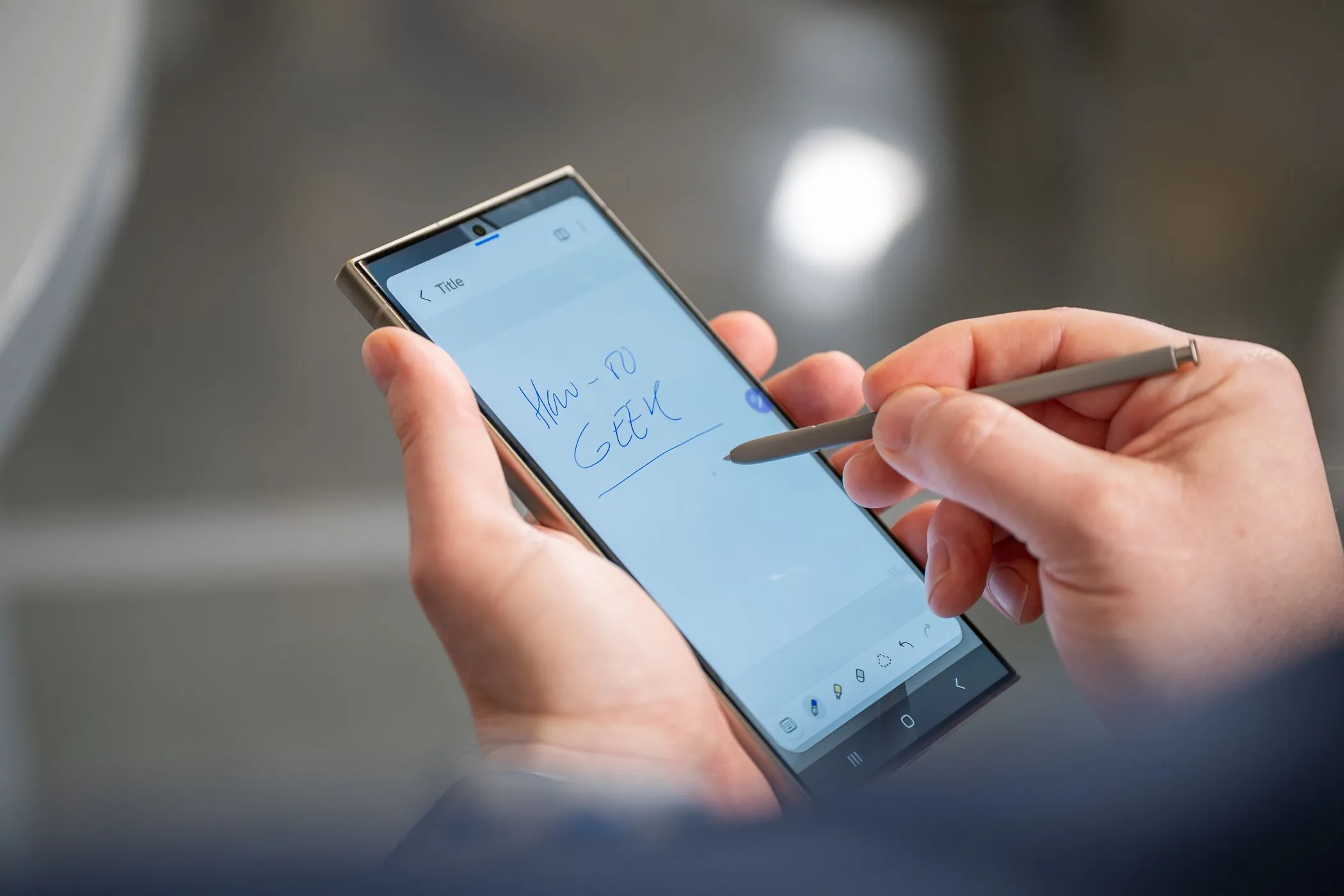 Người dùng đang viết ghi chú bằng bút S Pen trên Galaxy S24 Ultra