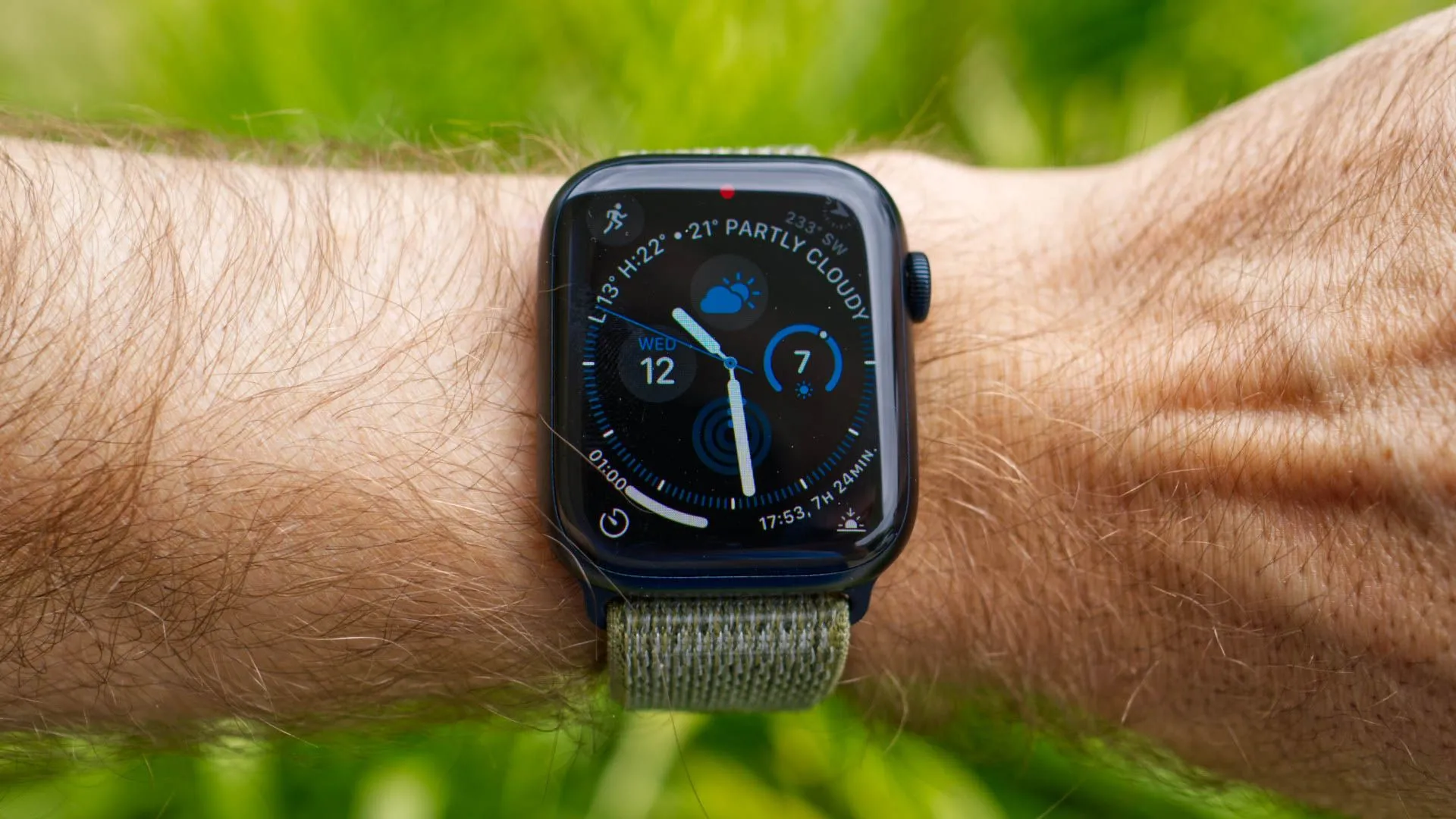 Người dùng đeo Apple Watch Series 8, minh họa theo dõi tập luyện