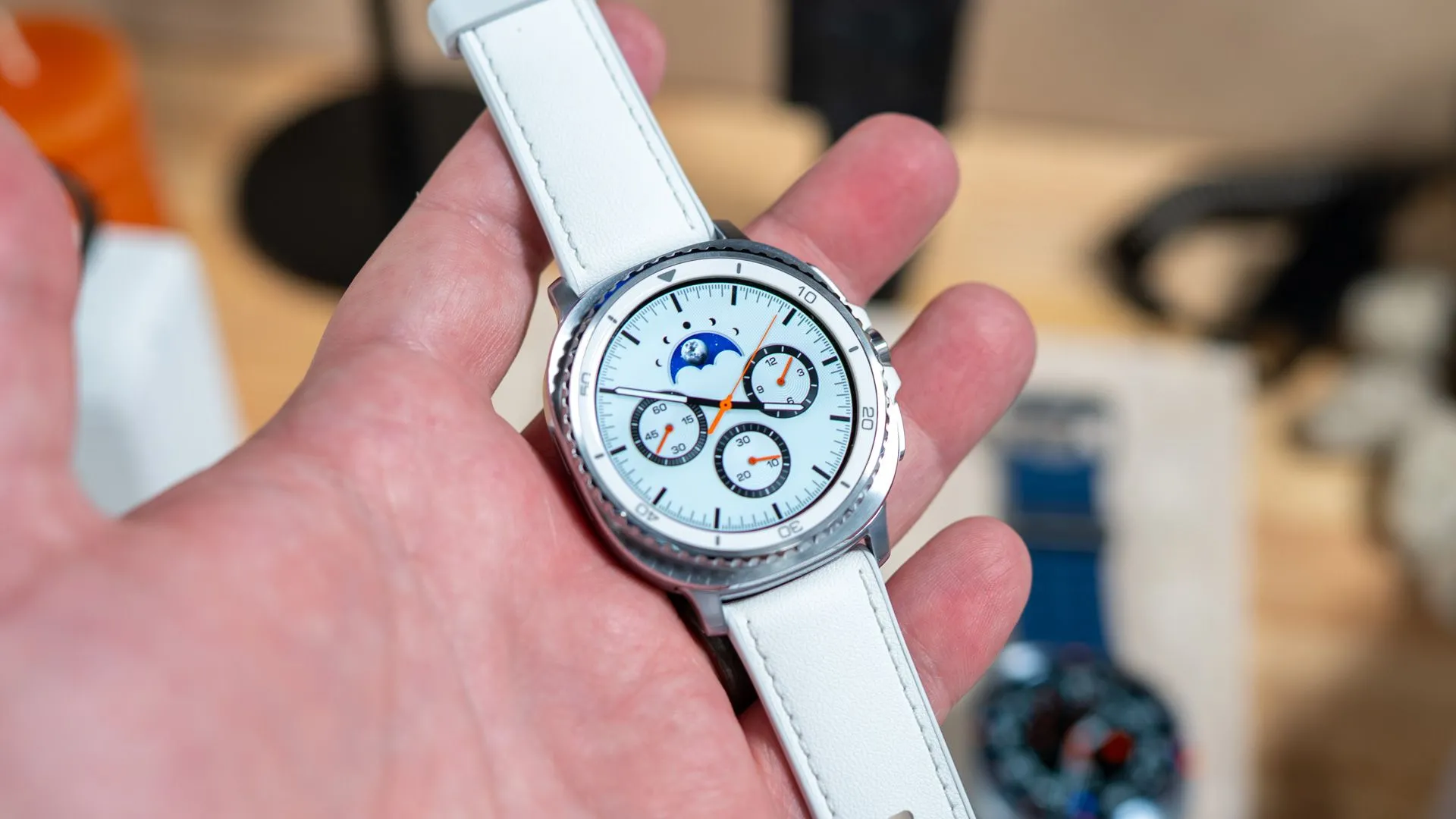 Người dùng đeo và thao tác với Samsung Galaxy Watch 8 Classic, làm nổi bật viền xoay vật lý.
