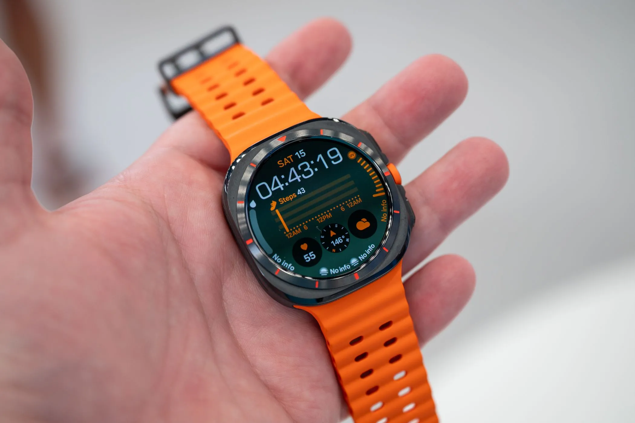 Người dùng đeo và trải nghiệm Samsung Galaxy Watch Ultra, minh họa thiết kế bền bỉ và thời lượng pin ấn tượng.