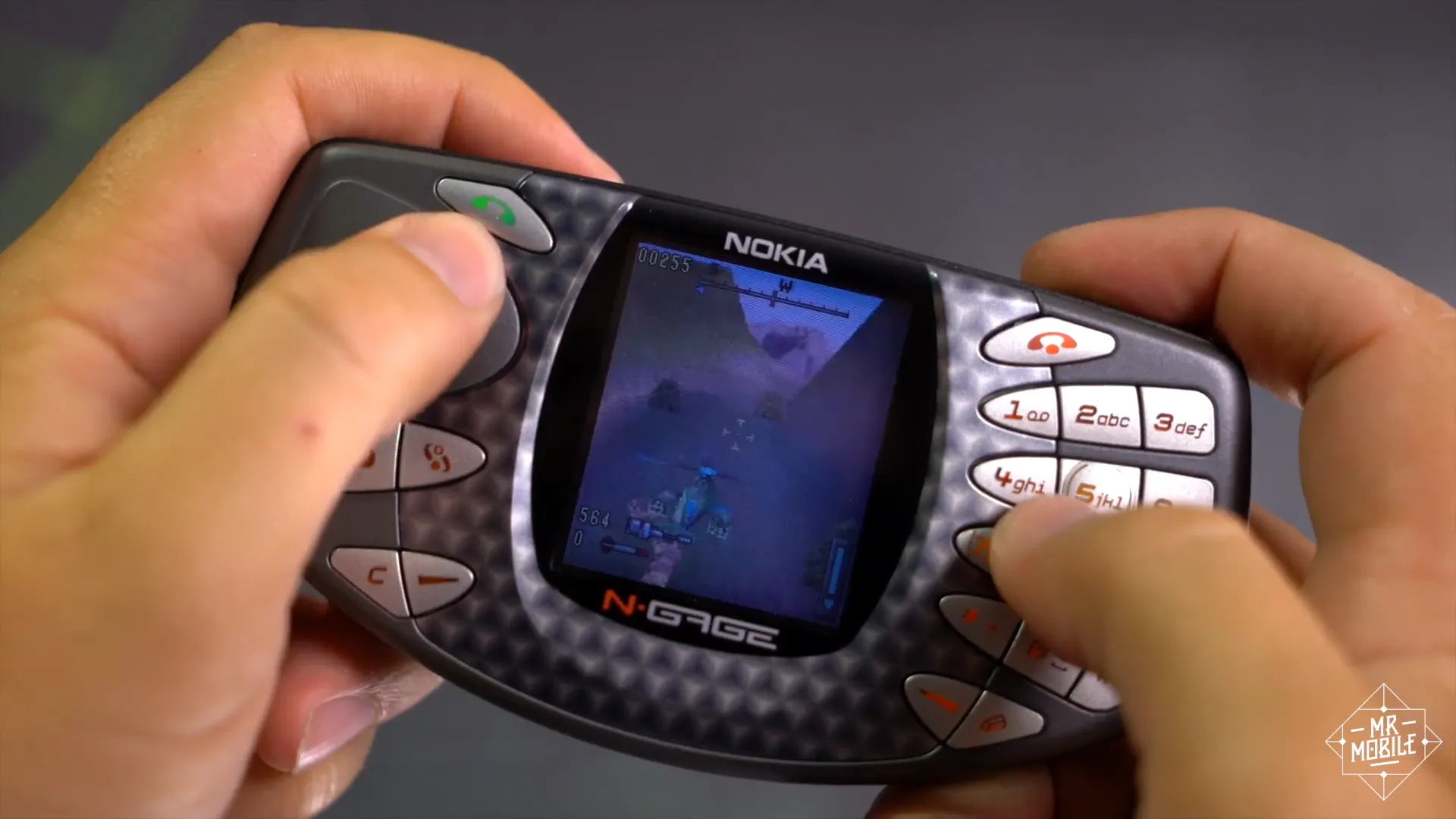 Người dùng MrMobile trải nghiệm chơi game trên Nokia N-Gage với thiết kế tai nghe gây tranh cãi